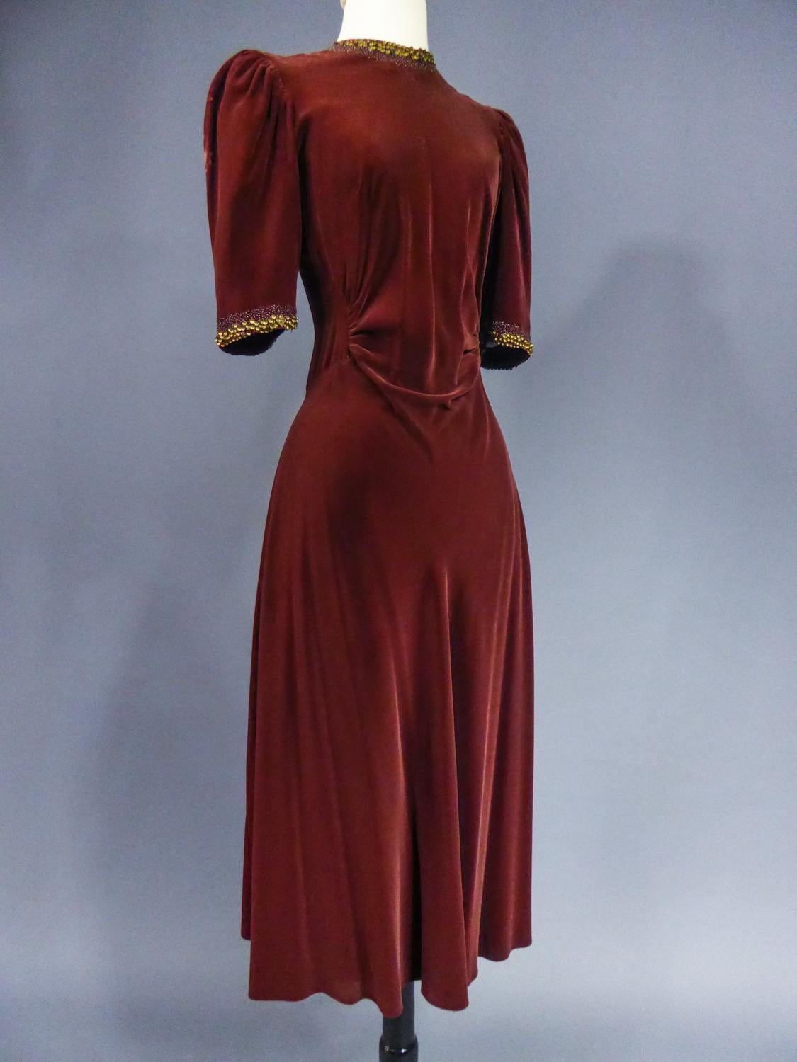 A French Couture Beaded Chocolate Velvet Dress Circa 1940-1950 In Good Condition For Sale In Toulon, FR