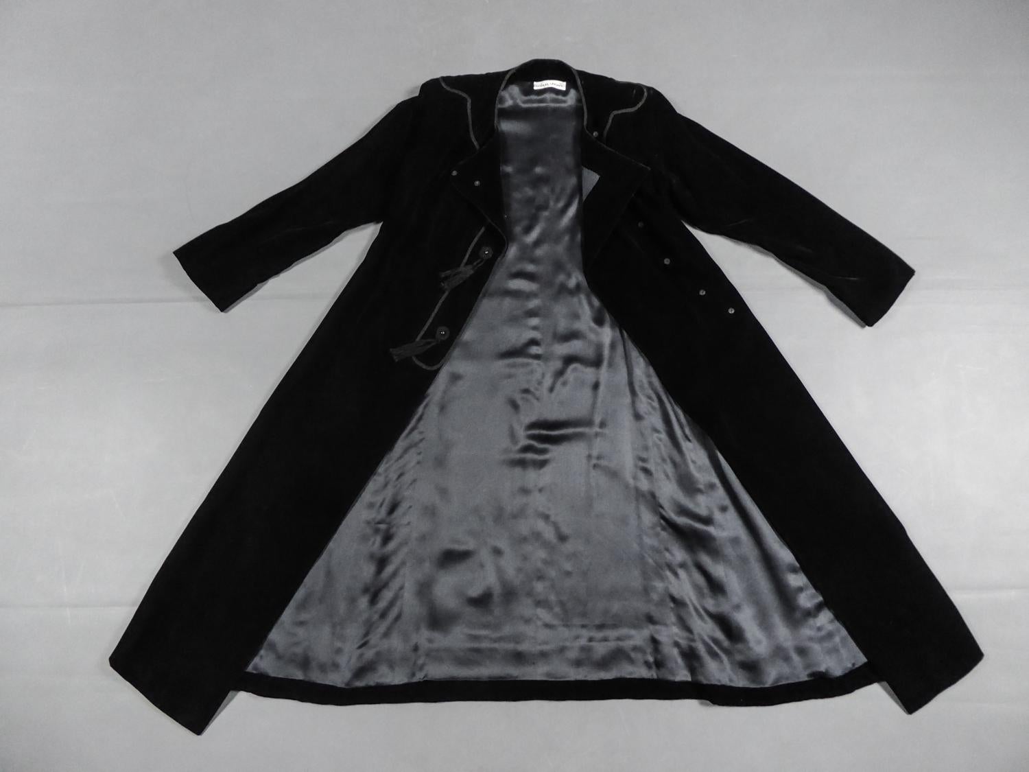 Circa 1976
France

Petite robe noire en panne de velours d'Emanuel Ungaro Haute Couture numérotée 4383-10-76 de la Collection 1976 du célèbre Couturier. Dans la lignée de l'inspiration des Ballets Russes d'Yves Saint Laurent, cette robe est ouverte