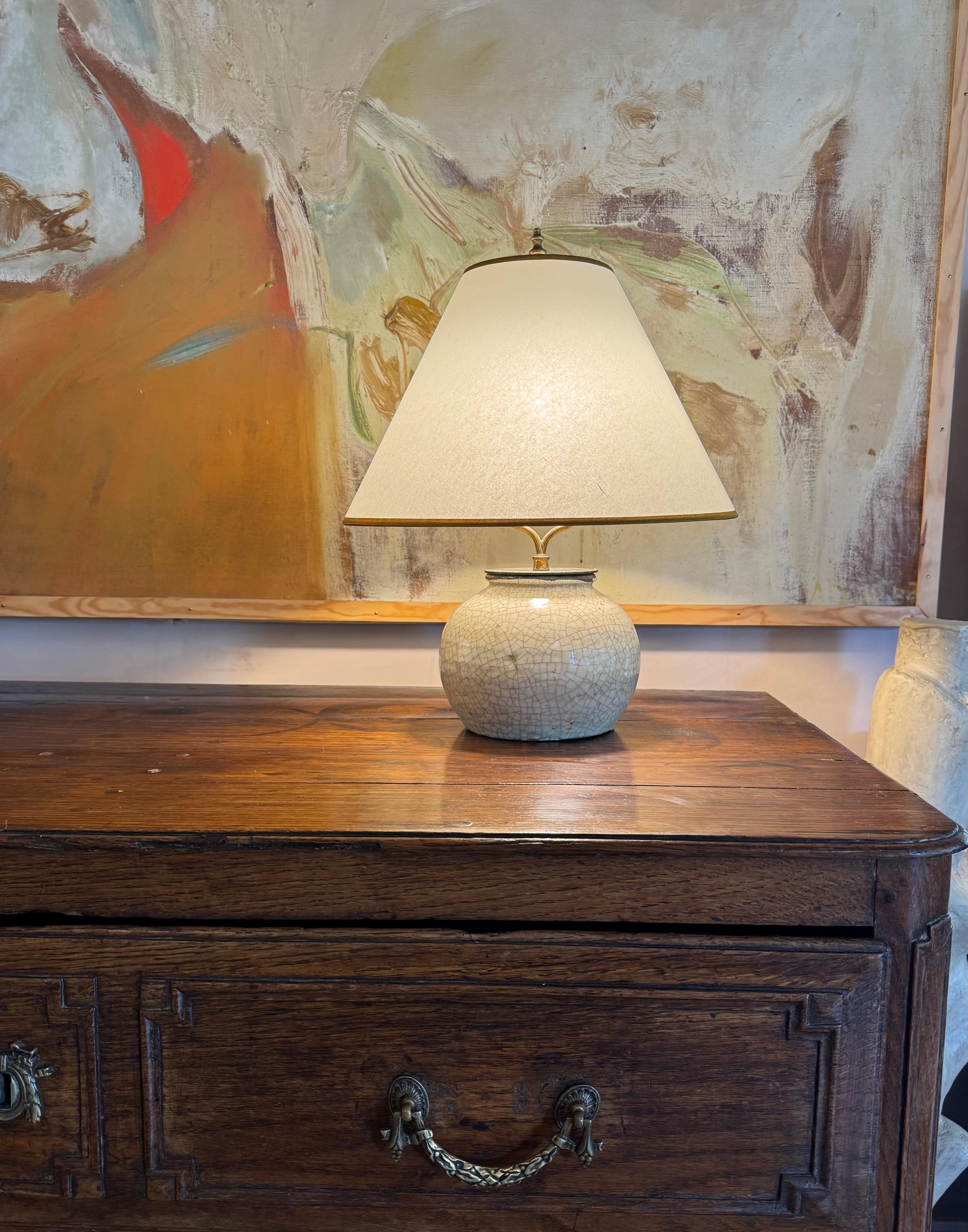 A French crackle glazed ceramic lamp with bespoke shade (Moderne der Mitte des Jahrhunderts) im Angebot