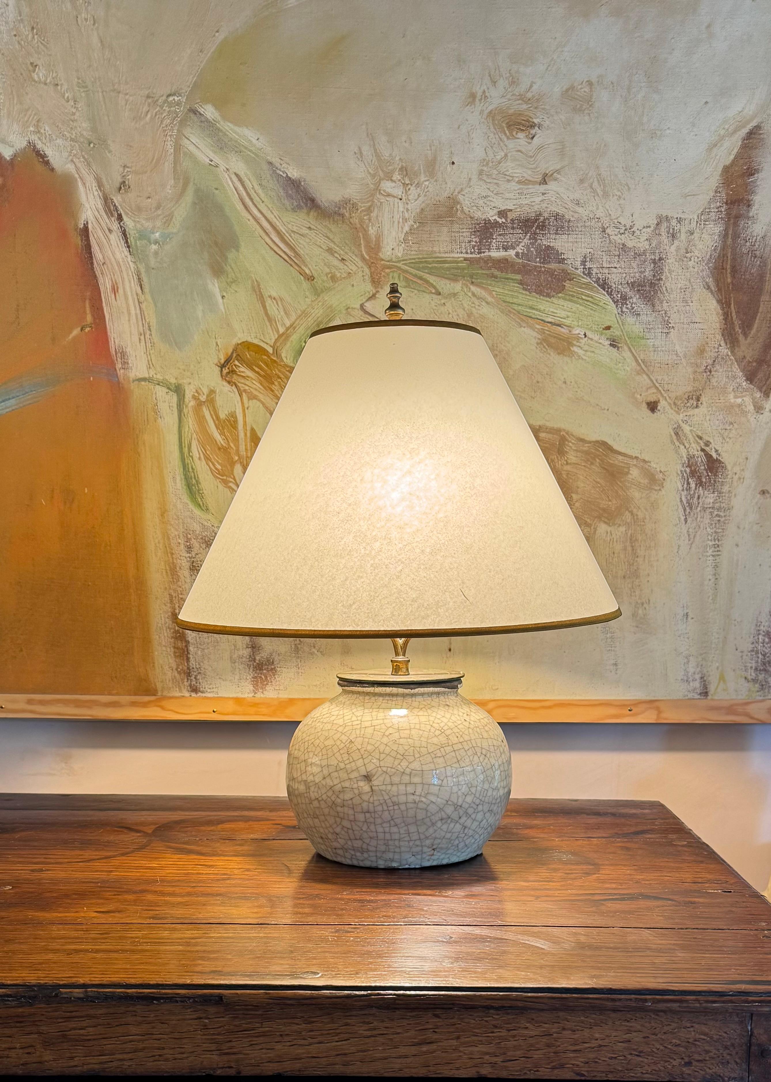 A French crackle glazed ceramic lamp with bespoke shade (Französisch) im Angebot