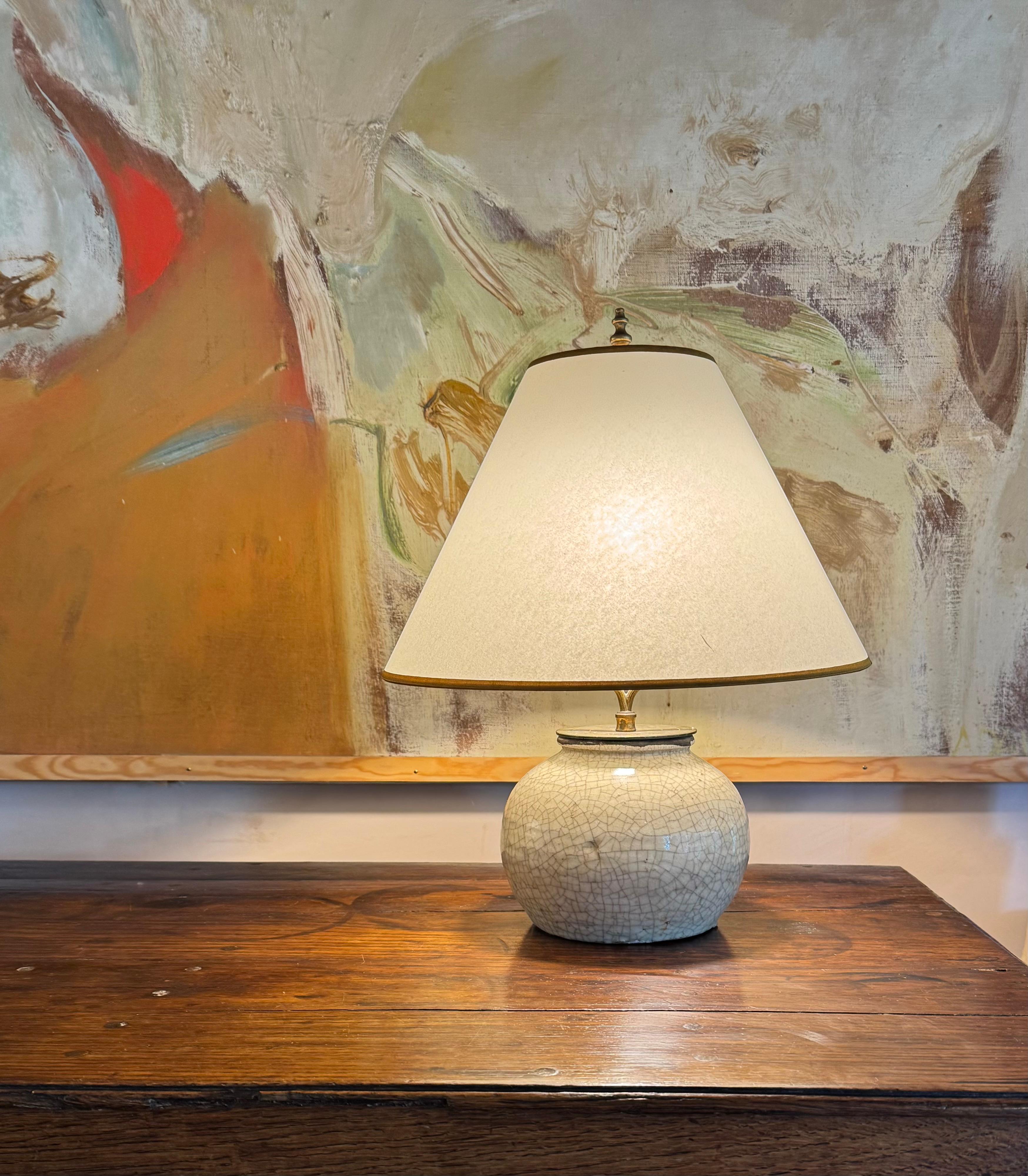 A French crackle glazed ceramic lamp with bespoke shade (Glasiert) im Angebot
