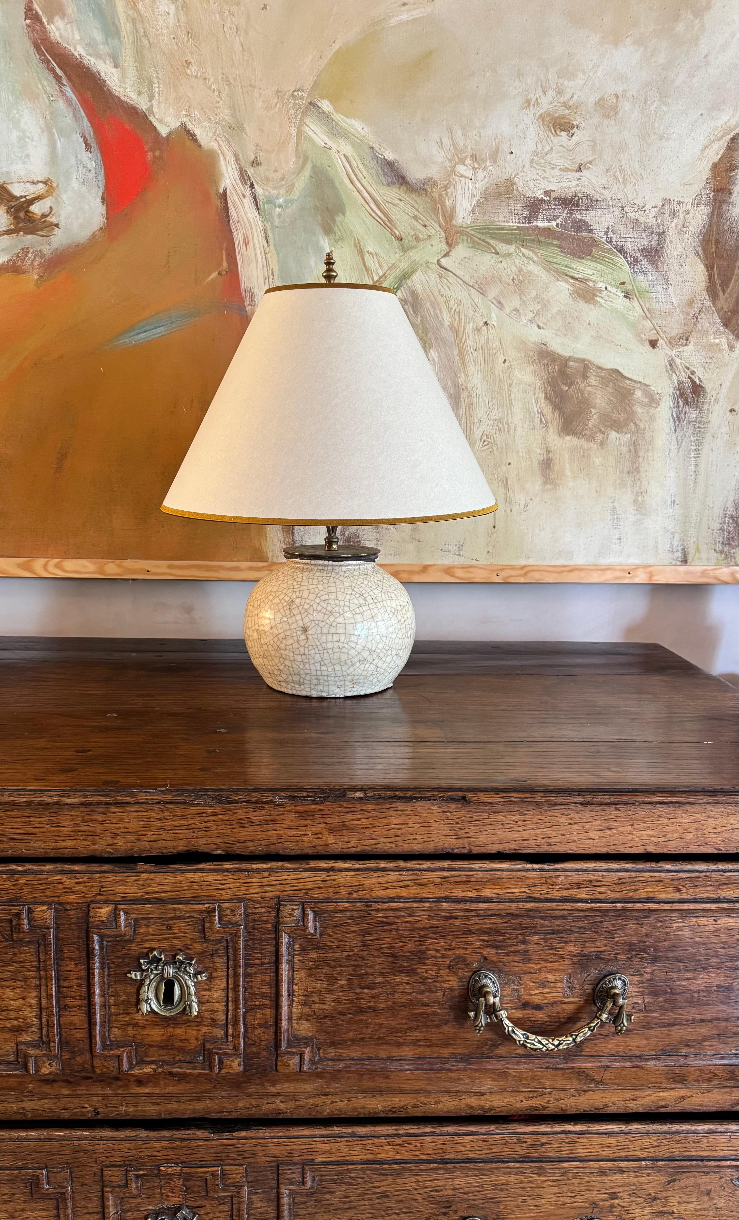 A French crackle glazed ceramic lamp with bespoke shade im Zustand „Gut“ im Angebot in London, GB