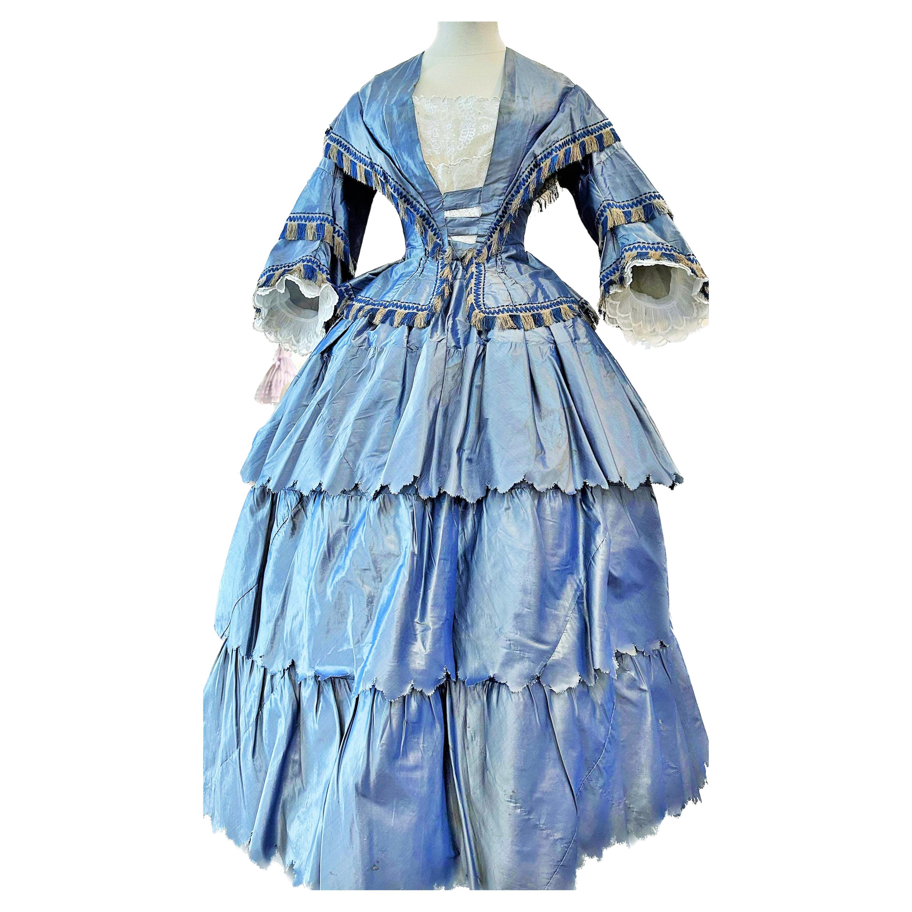 A French Crinoline Changing Taffeta Dress - Napoléon III Period Circa 1855. For Sale