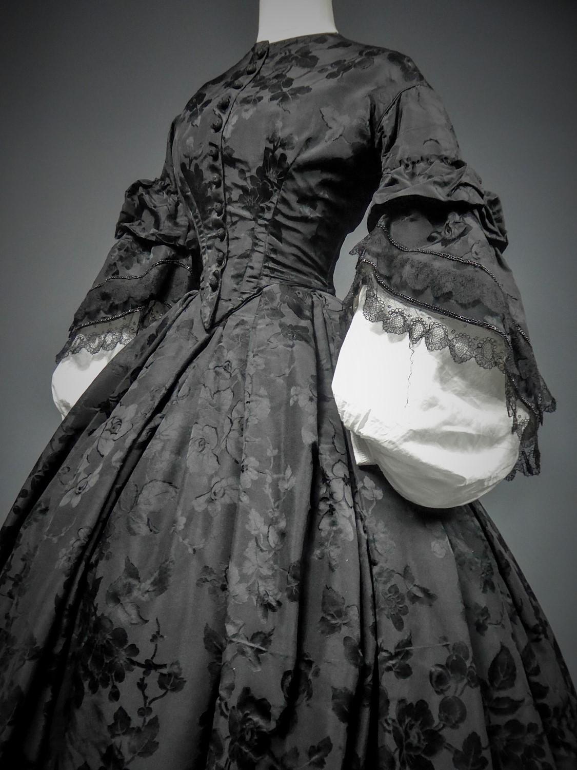 A French Crinoline Damask Silk Day Dress Circa 1865 with Provenance 5