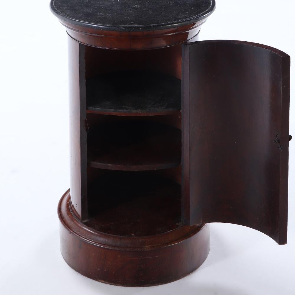 XIX secolo Armadio cilindrico in mogano francese con piano in marmo A.I.C. 1840. in vendita