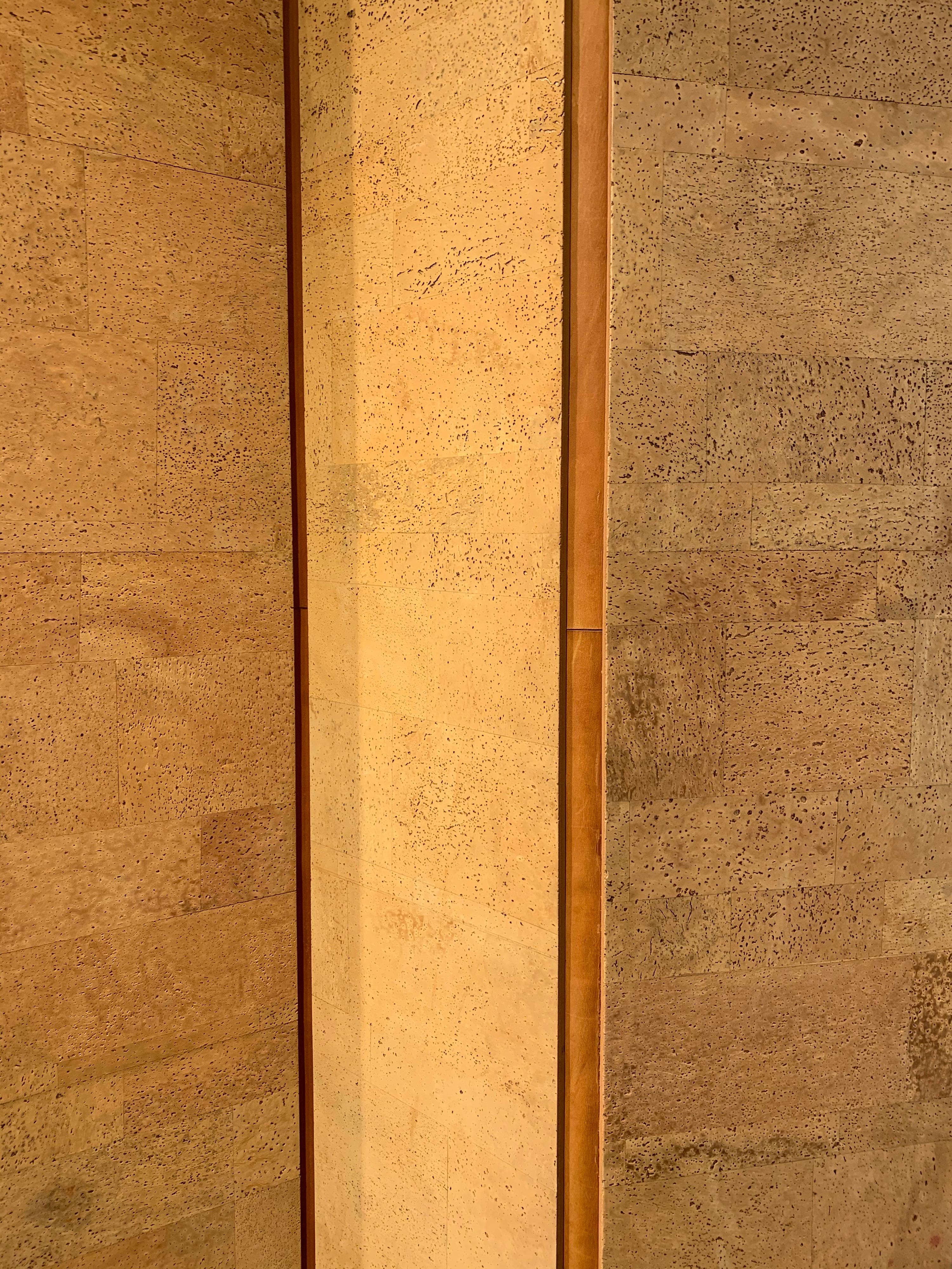 The screen is beautifully achieved. It is composed of seven panels. Probably the work of a French decorator of the 1970s-80s. The quality is there, as the hinges are made of Havana leather. This renders a harmonious naturalistic atmosphere. In a