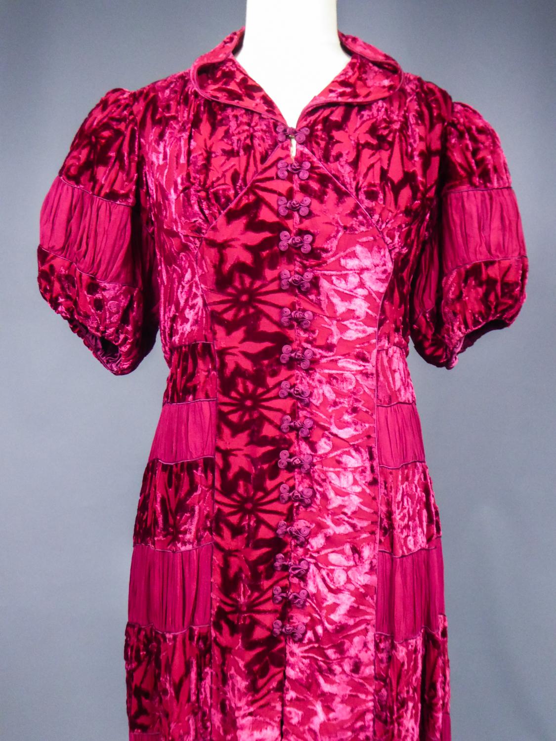 A French Devoré Velvet fuschia evening dress in Crepe Silk Circa 1940 In Good Condition In Toulon, FR