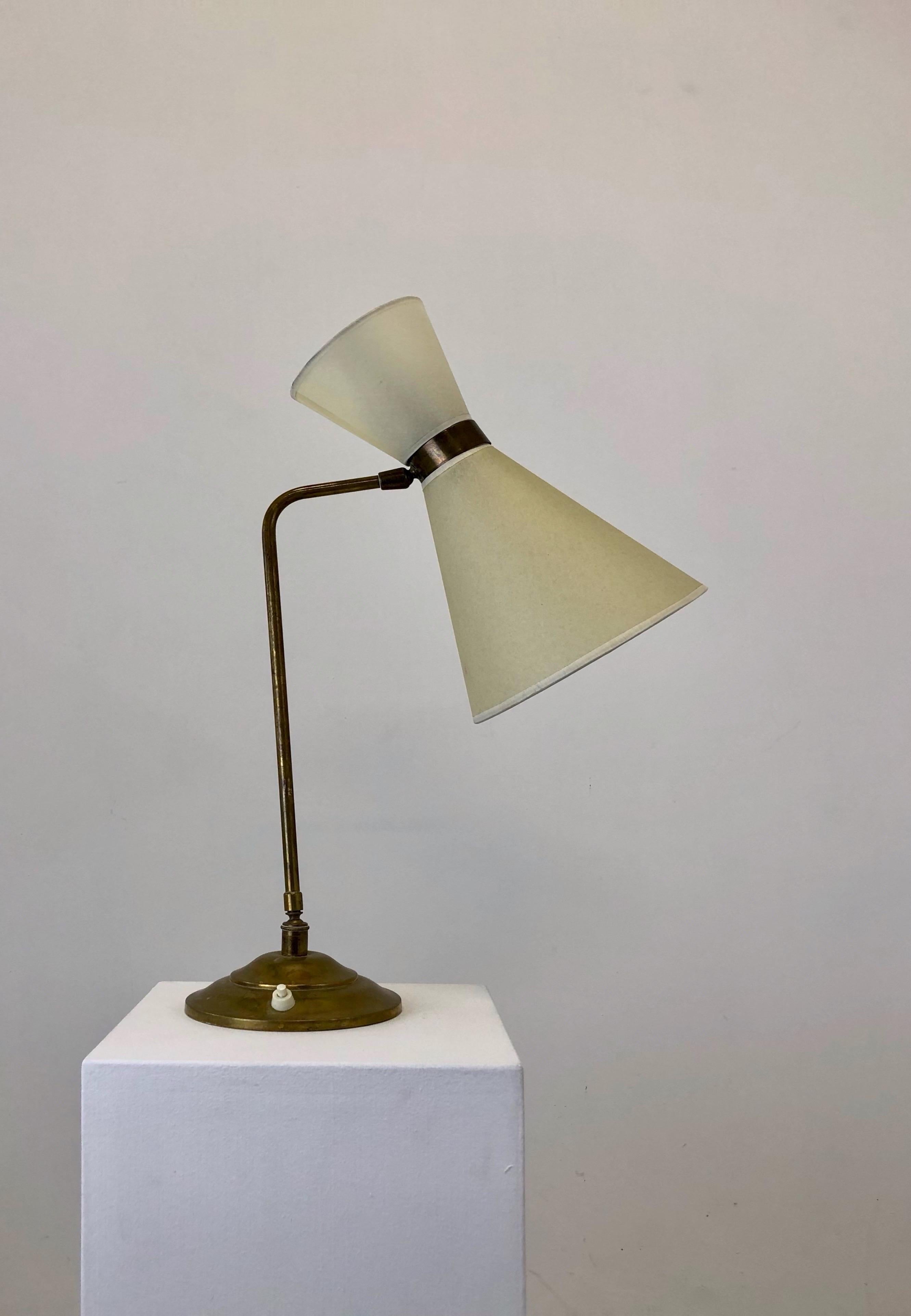 A french diabolo table lamp from the fifties.
Probably edited by Lunel and designed by Rene Mathieu.

Double lightning in the diabolo.
Fully rewired and refurbished shades.
Switch on the base commands the two bulbs.


Height is around 55 cms.
 