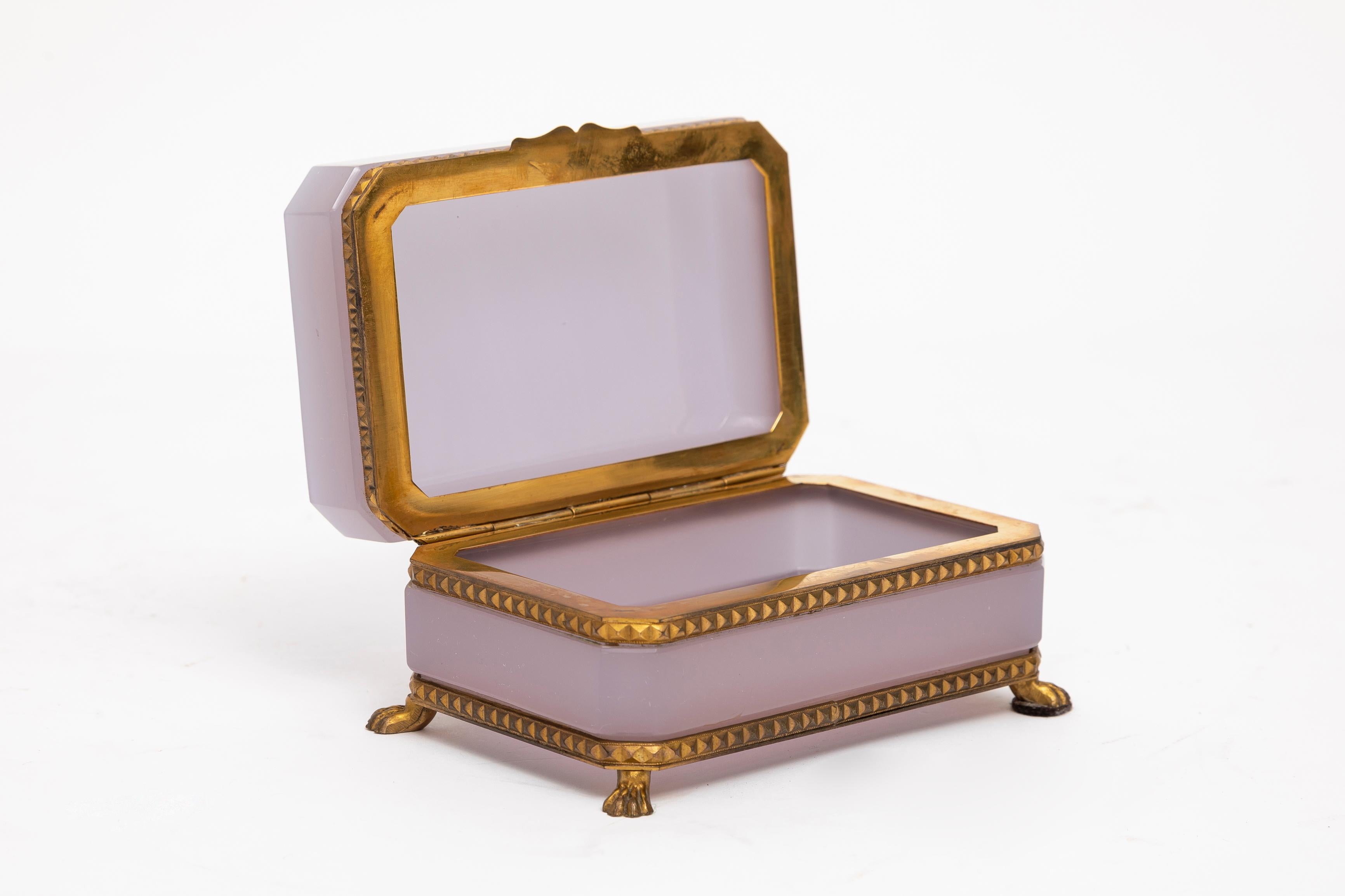 Un Français  Boîte Dichroïque en cristal opalin doré monté sur bronze de couleur verte et rose en vente 3