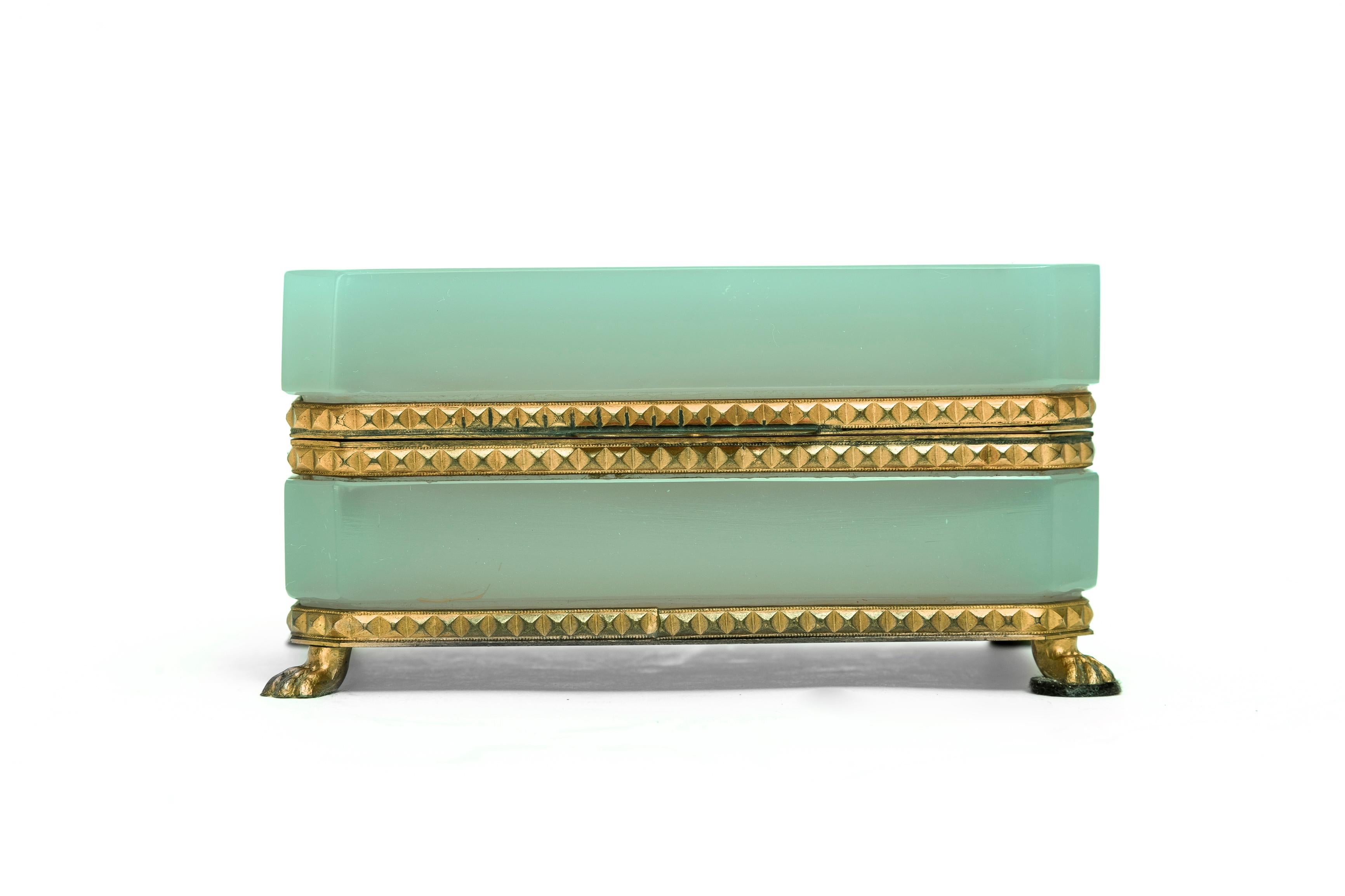 Louis XVI Un Français  Boîte Dichroïque en cristal opalin doré monté sur bronze de couleur verte et rose en vente