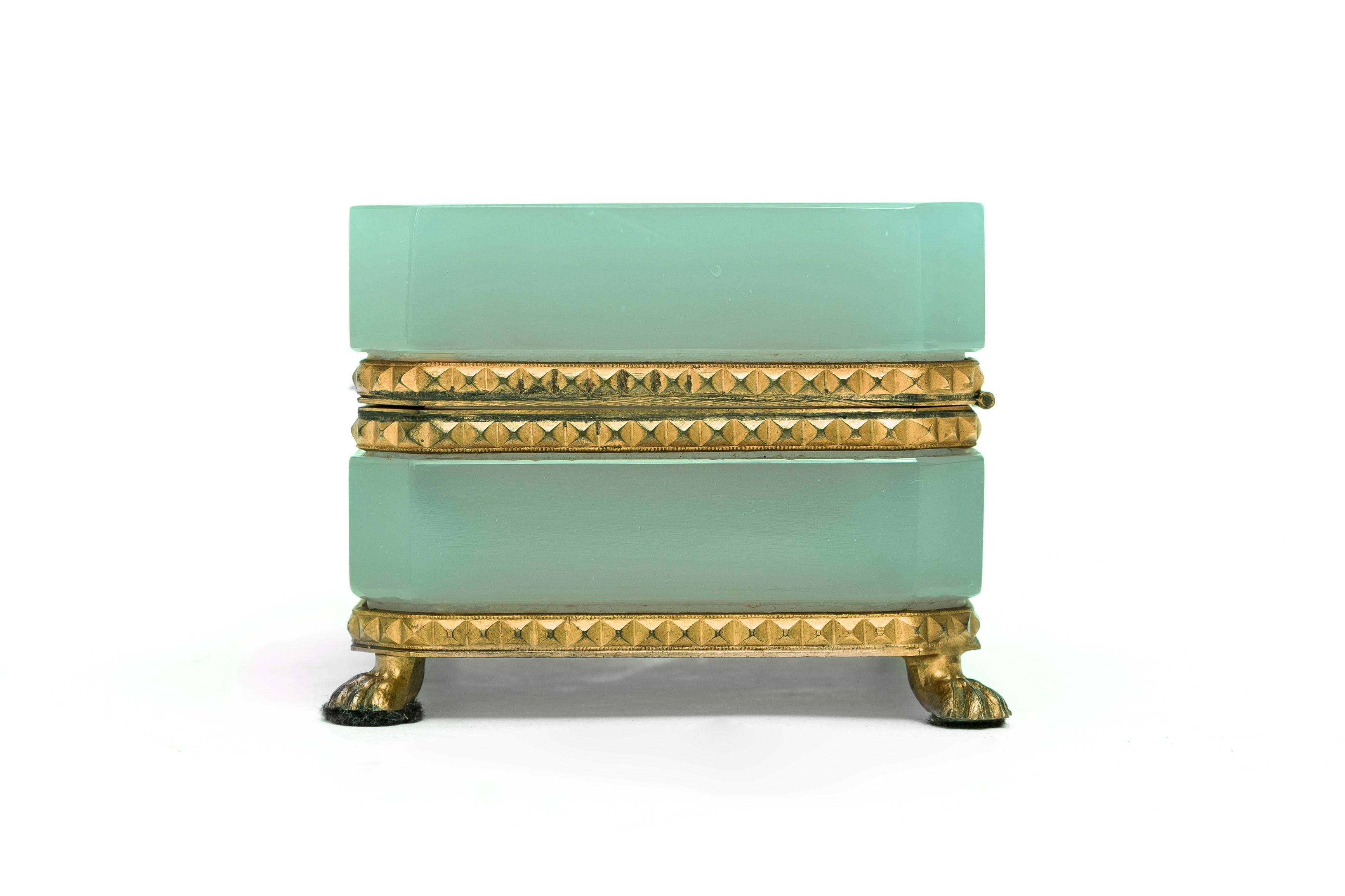 Fait main Un Français  Boîte Dichroïque en cristal opalin doré monté sur bronze de couleur verte et rose en vente
