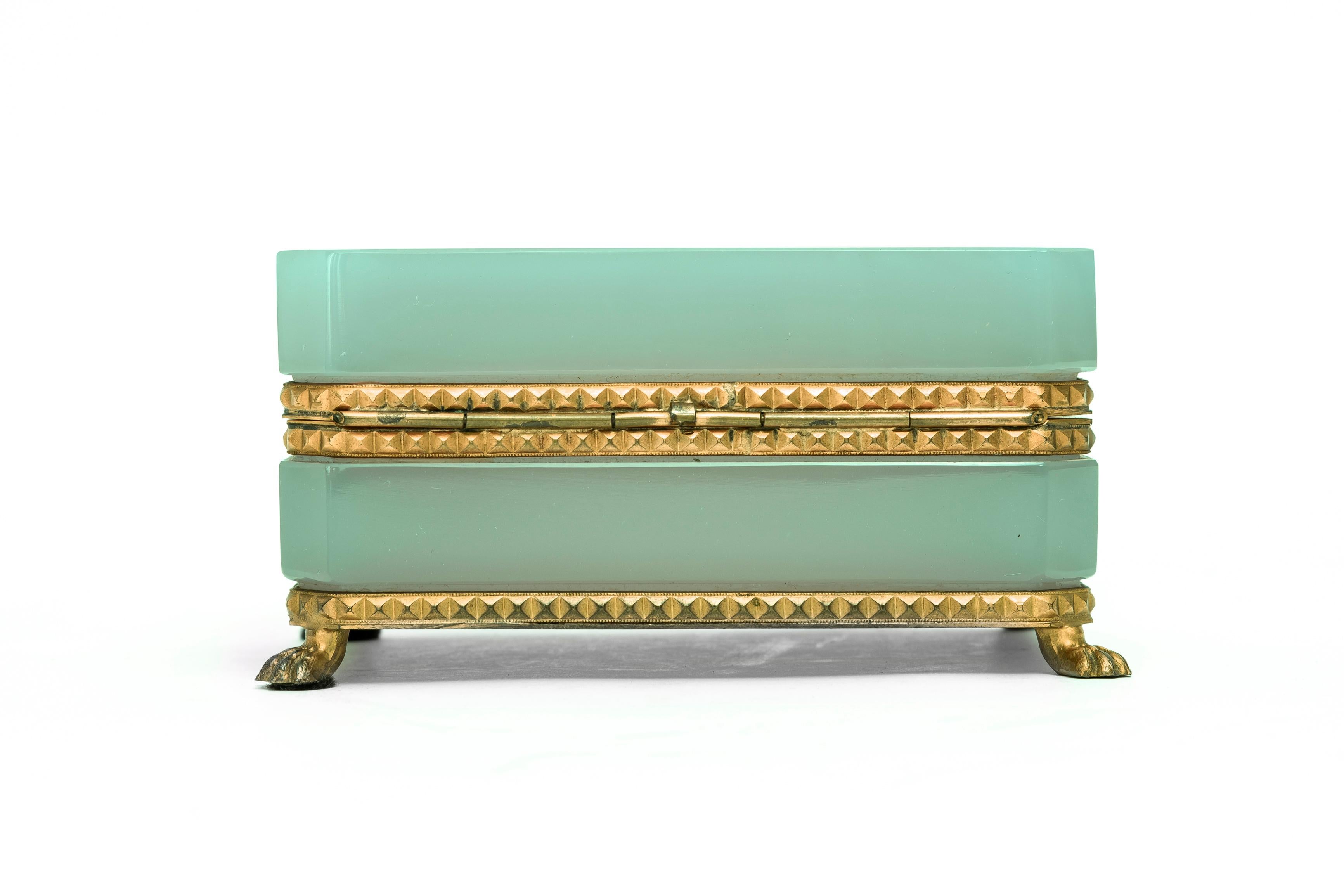 Un Français  Boîte Dichroïque en cristal opalin doré monté sur bronze de couleur verte et rose Bon état - En vente à New York, NY