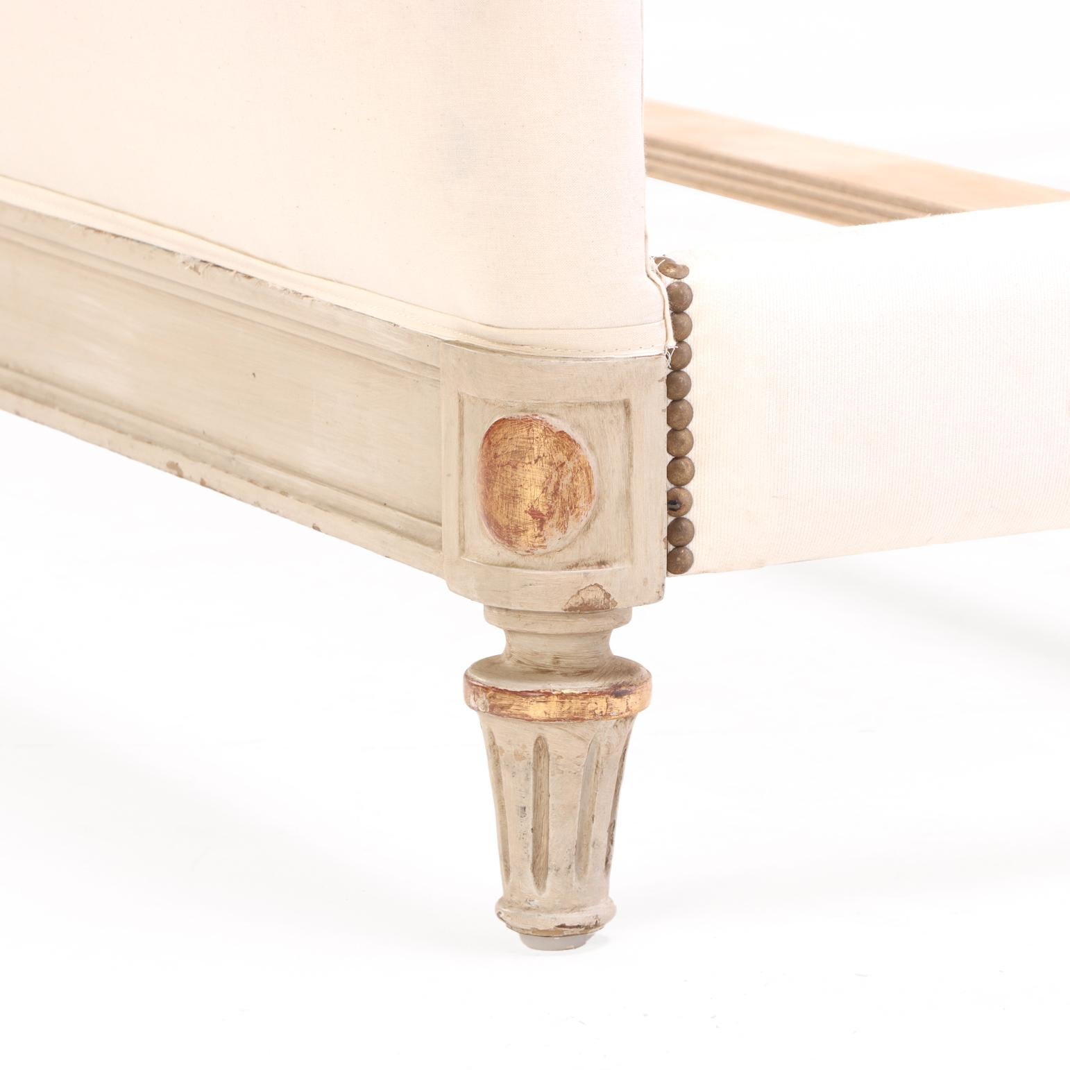 A French Directoire style Queen size bed, C. 1930. (Geschnitzt) im Angebot