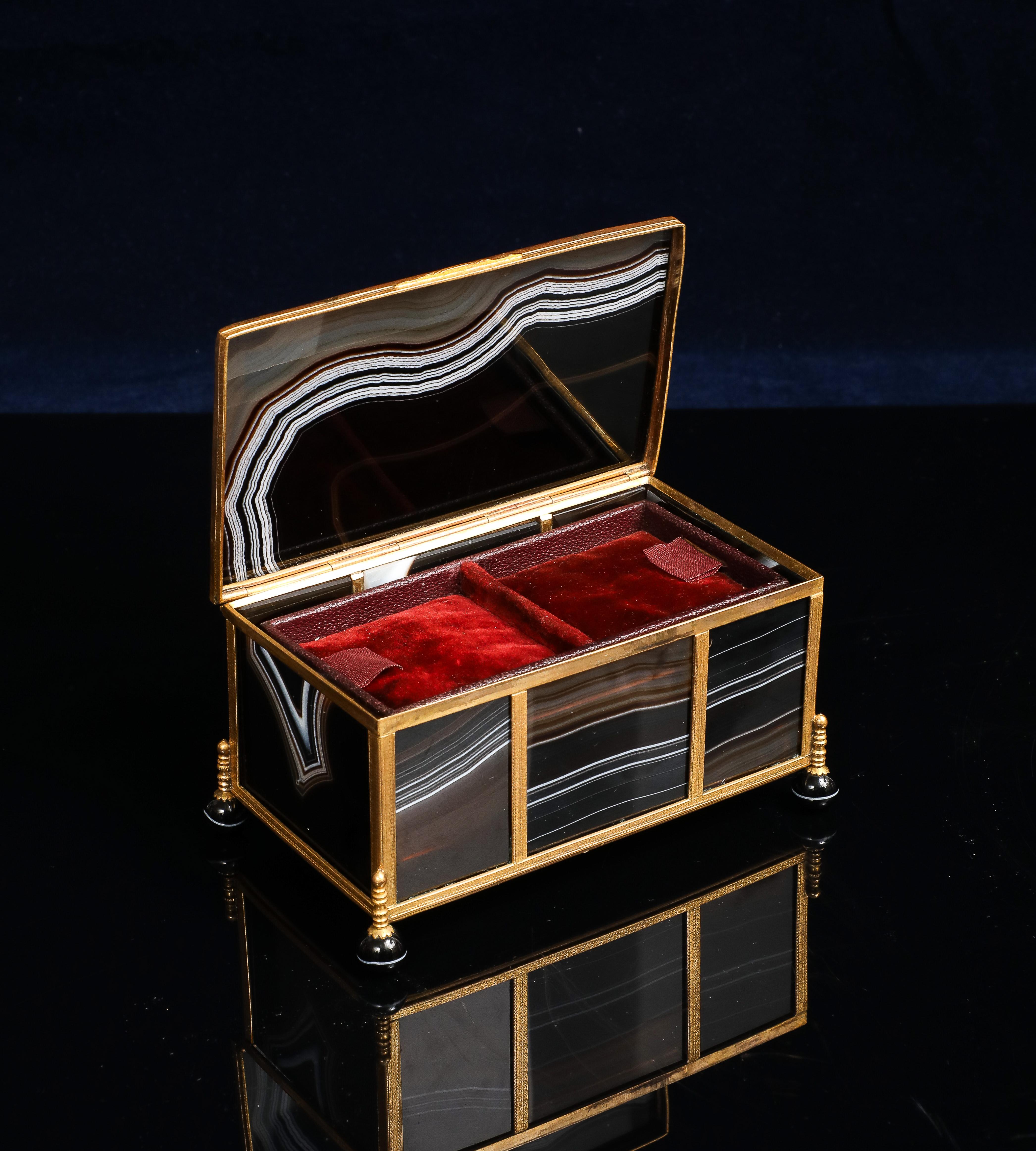 Eine französische Dore Bronze montiert gebändert Achat Box mit Samt innen gefüttert Regale im Angebot 2