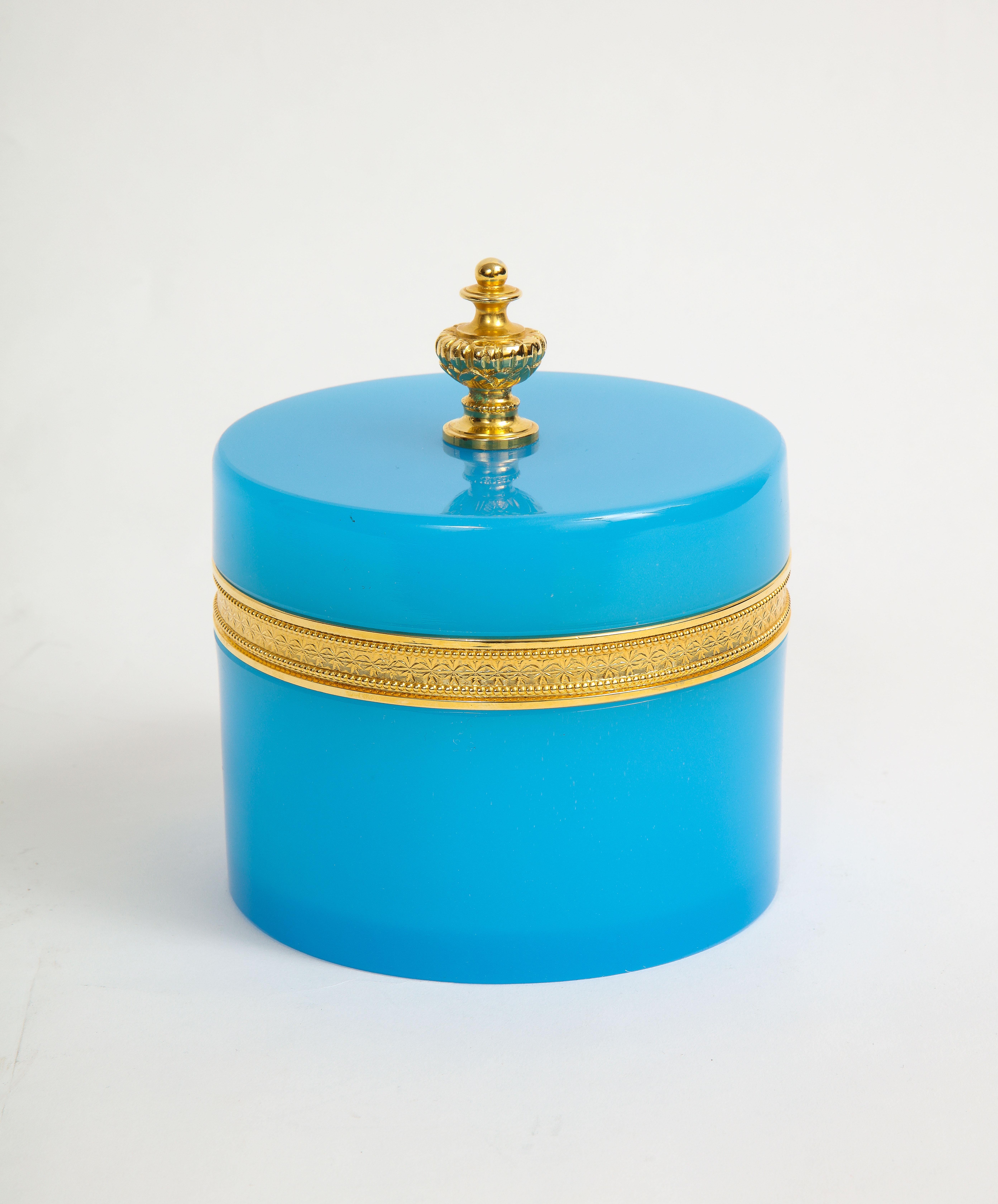 Intagliato a mano Scatola francese rivestita di bronzo Dore con montatura blu opalescente e terminale in bronzo Dore in vendita