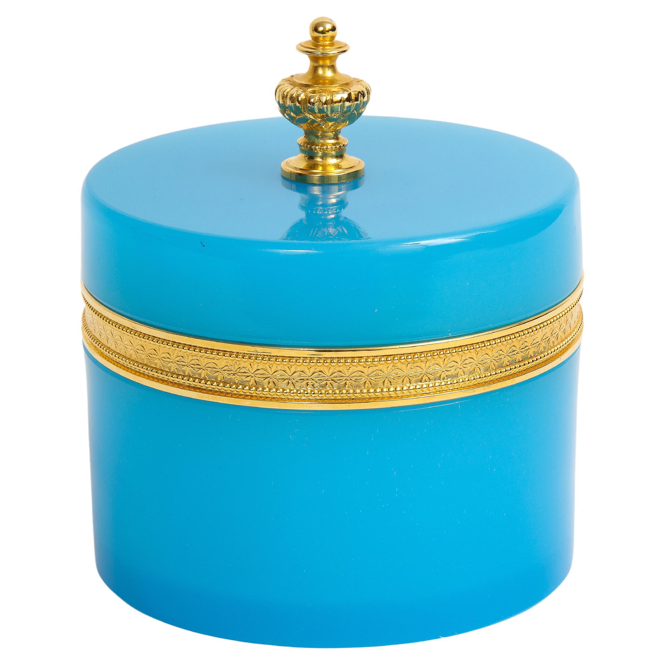 Boîte couverte en bronze doré montée en opalescence bleue et fleuron en bronze doré en vente