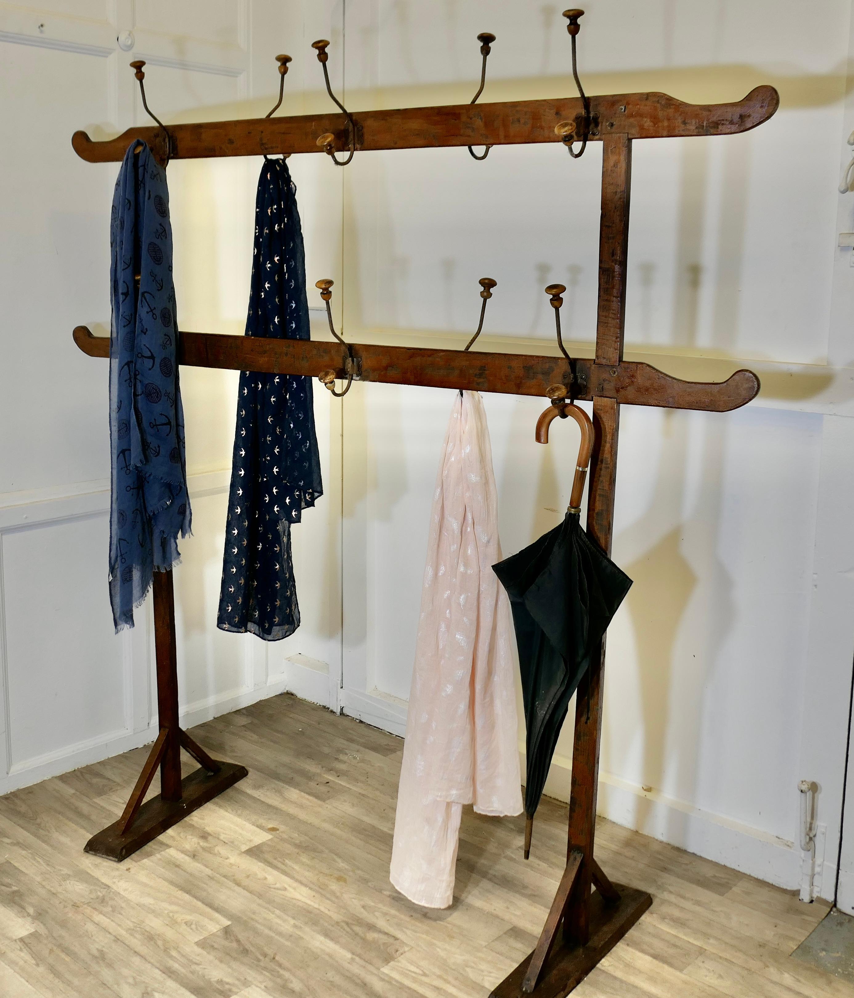 Corde à linge en pin doré des Arts et Métiers français à double face en vente 1