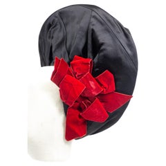 A French Dramatic assymetrical evening Beret in taffeta and velvet Circa 1945