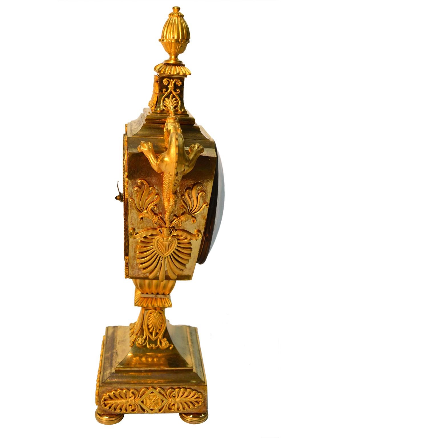Pendule à urne en bronze doré Empire du début du 19ème siècle avec poignée en forme de dragon Bon état - En vente à Vancouver, British Columbia