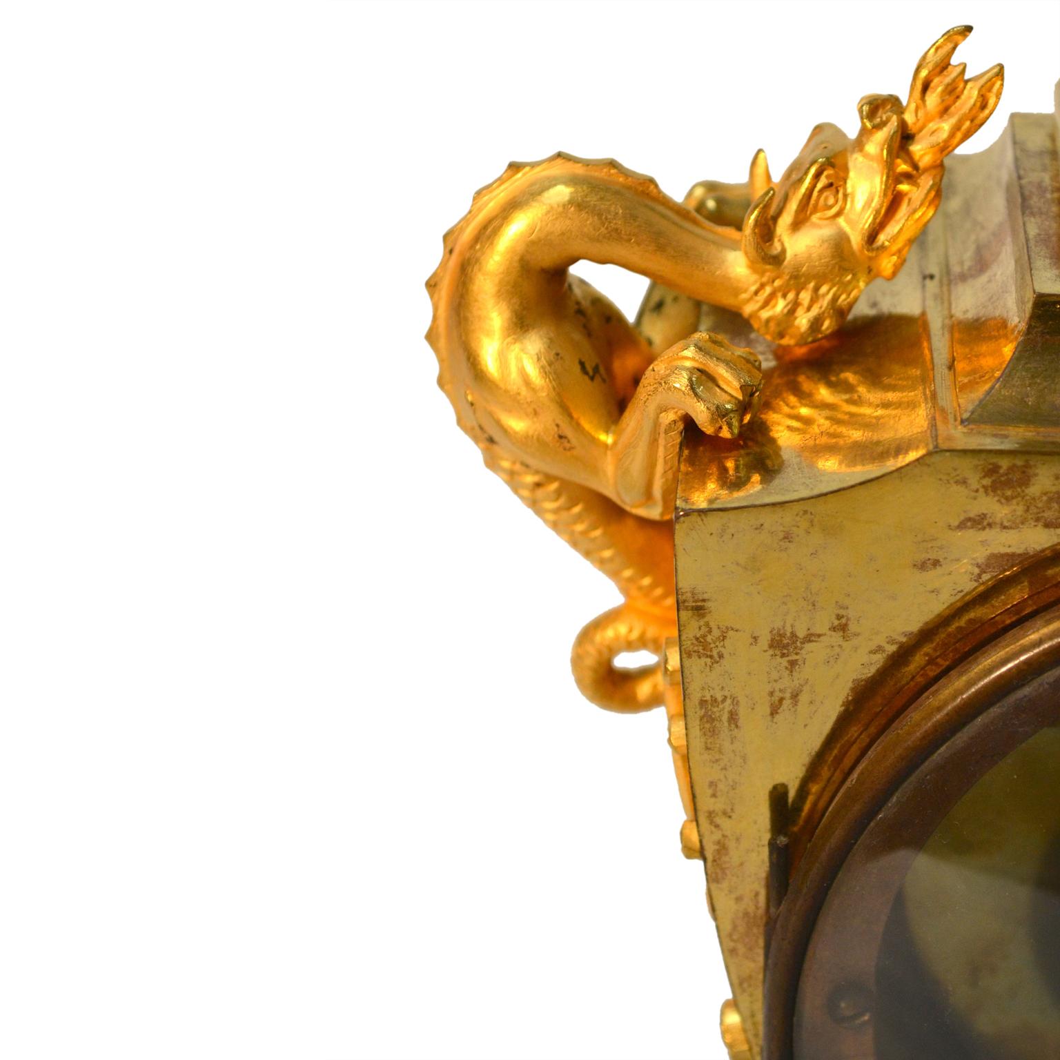 XIXe siècle Pendule à urne en bronze doré Empire du début du 19ème siècle avec poignée en forme de dragon en vente