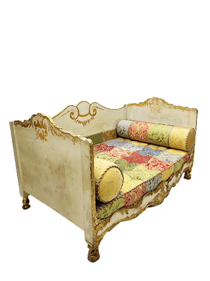 French Early 19th Century Large Impressive Gilt Wooden Directoire, Daybed In Good Condition For Sale In Delft, NL