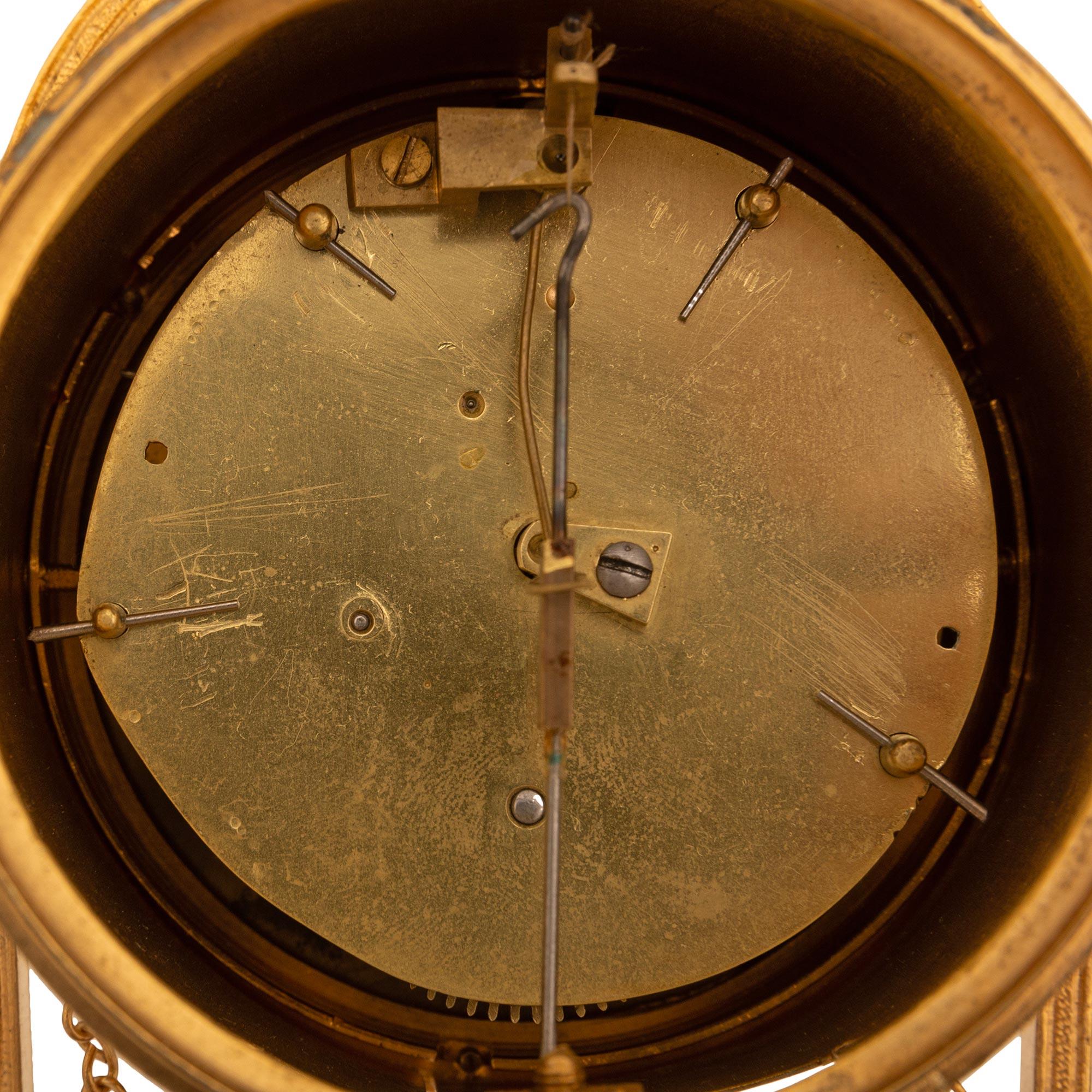Orologio di Sant'Anna in ormolu bianco Carrara Gris, Francia, inizio XIX secolo, Luigi XVI in vendita 4