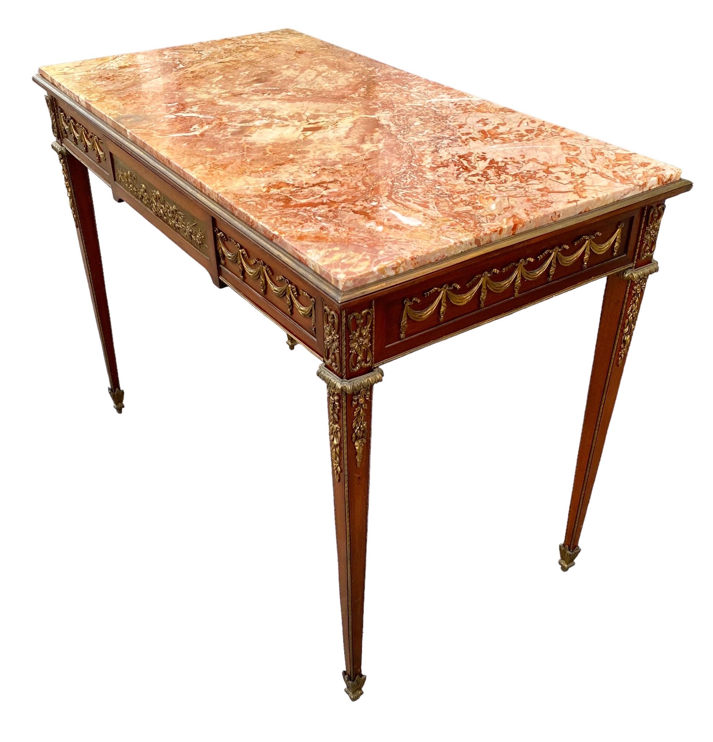 Console de style Louis XVI du début du 20e siècle en acajou, bronze doré et marbre en vente 5