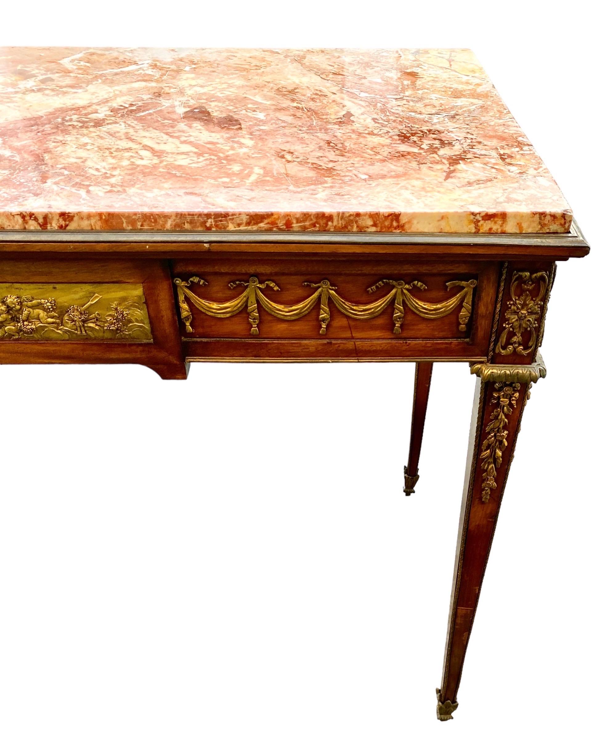 Console de style Louis XVI du début du 20e siècle en acajou, bronze doré et marbre en vente 6