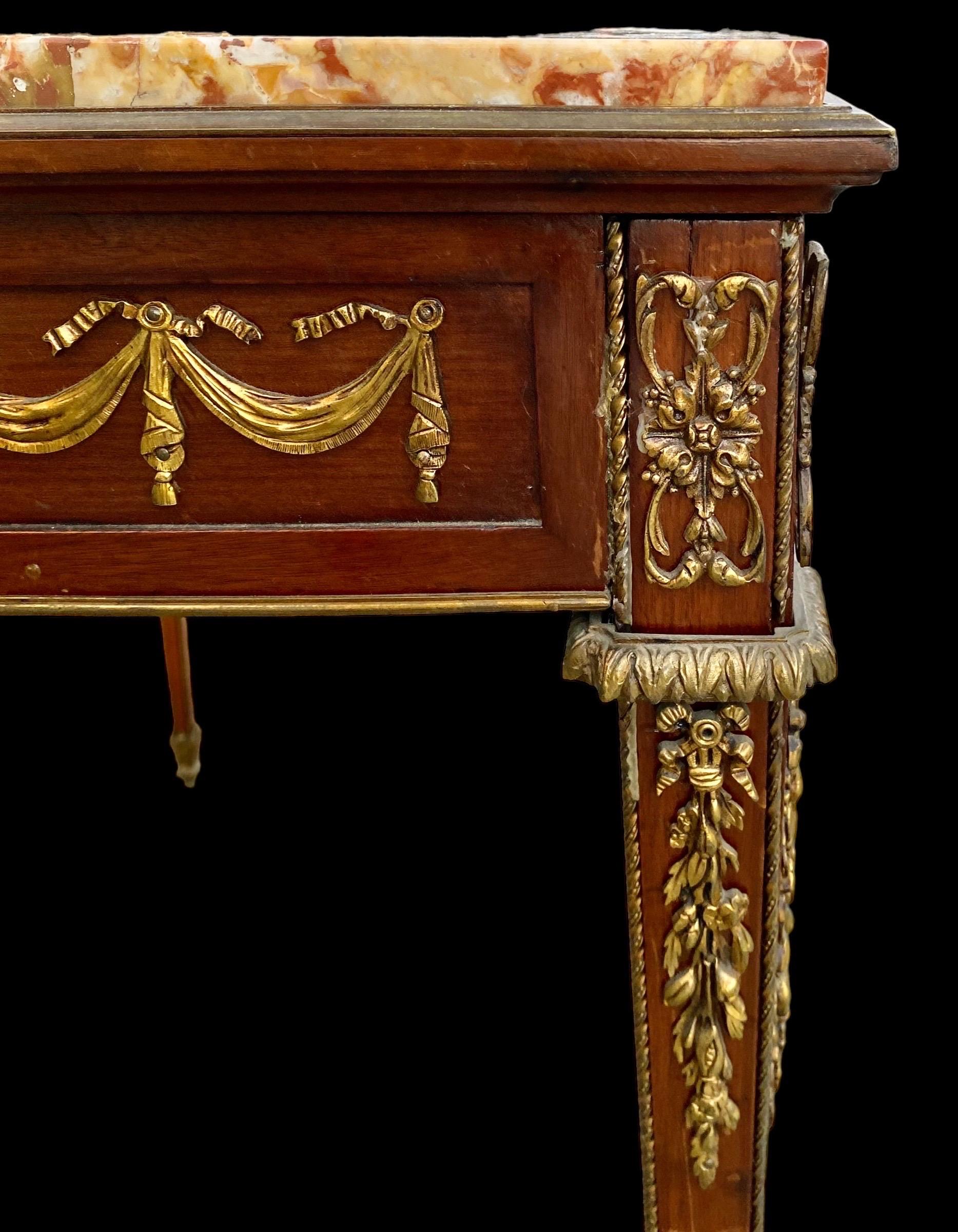 Console de style Louis XVI du début du 20e siècle en acajou, bronze doré et marbre en vente 1