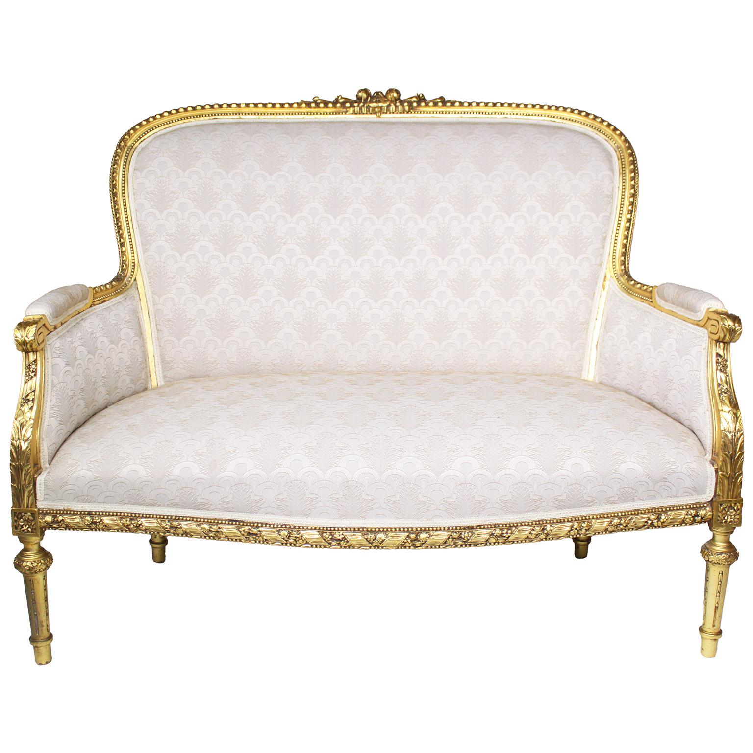 Eine feine französische Louis XVI-Stil des frühen 20. Jahrhunderts Neun-teilige Giltwood geschnitzt Salon Suite. Das Gestell im Rokokostil besteht aus einem Bergère-Sofa, einem Paar Bergère-Sesseln und sechs Beistellstühlen mit Medaillonrücken, alle