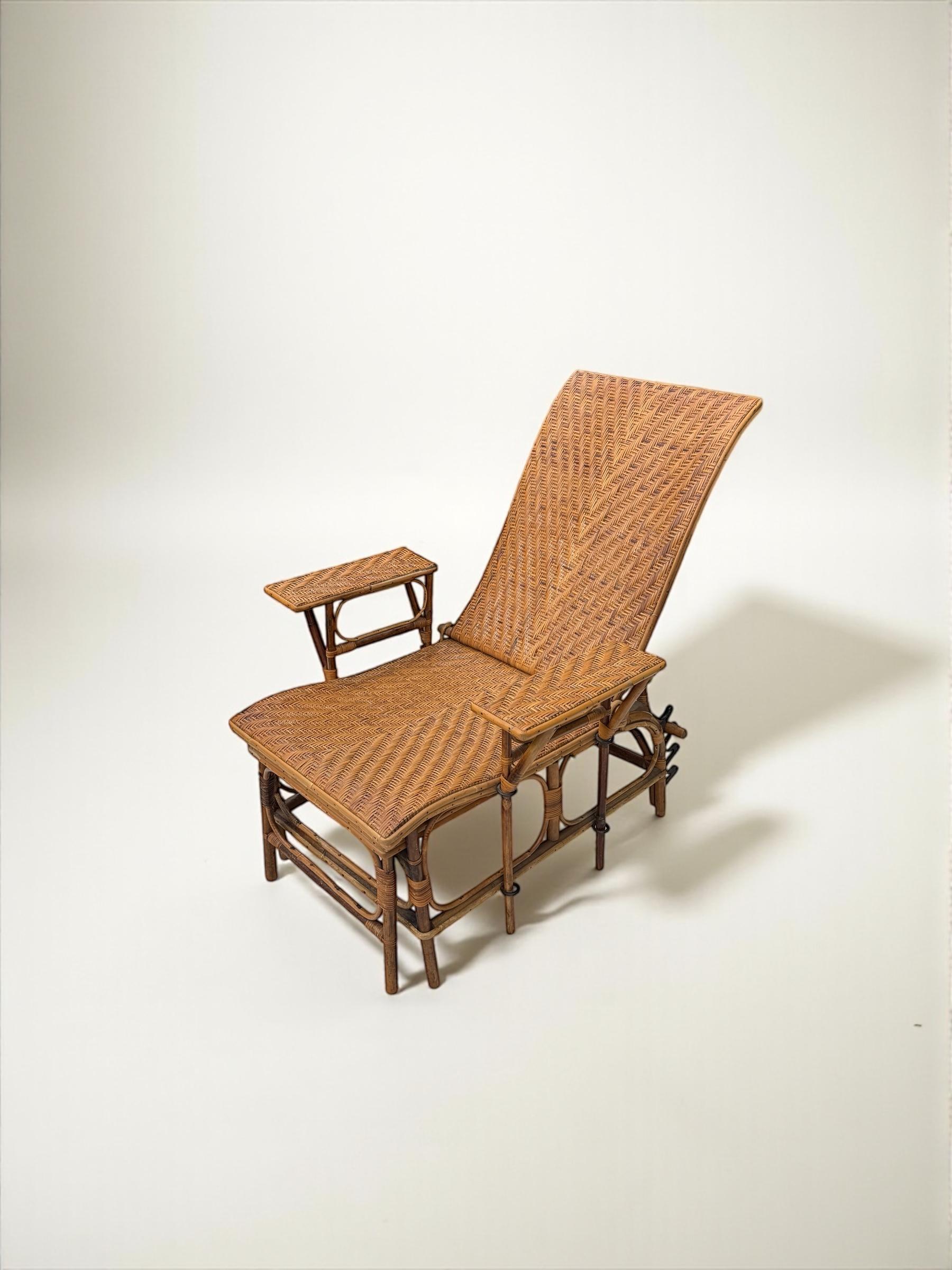 Cette chaise longue inclinable en bambou et rotin de la Côte d'Azur du début du XXe siècle est un exemple étonnant de design français. Cette pièce est composée d'une structure en bambou, d'un dossier et d'une assise en osier tressé, ainsi que d'un