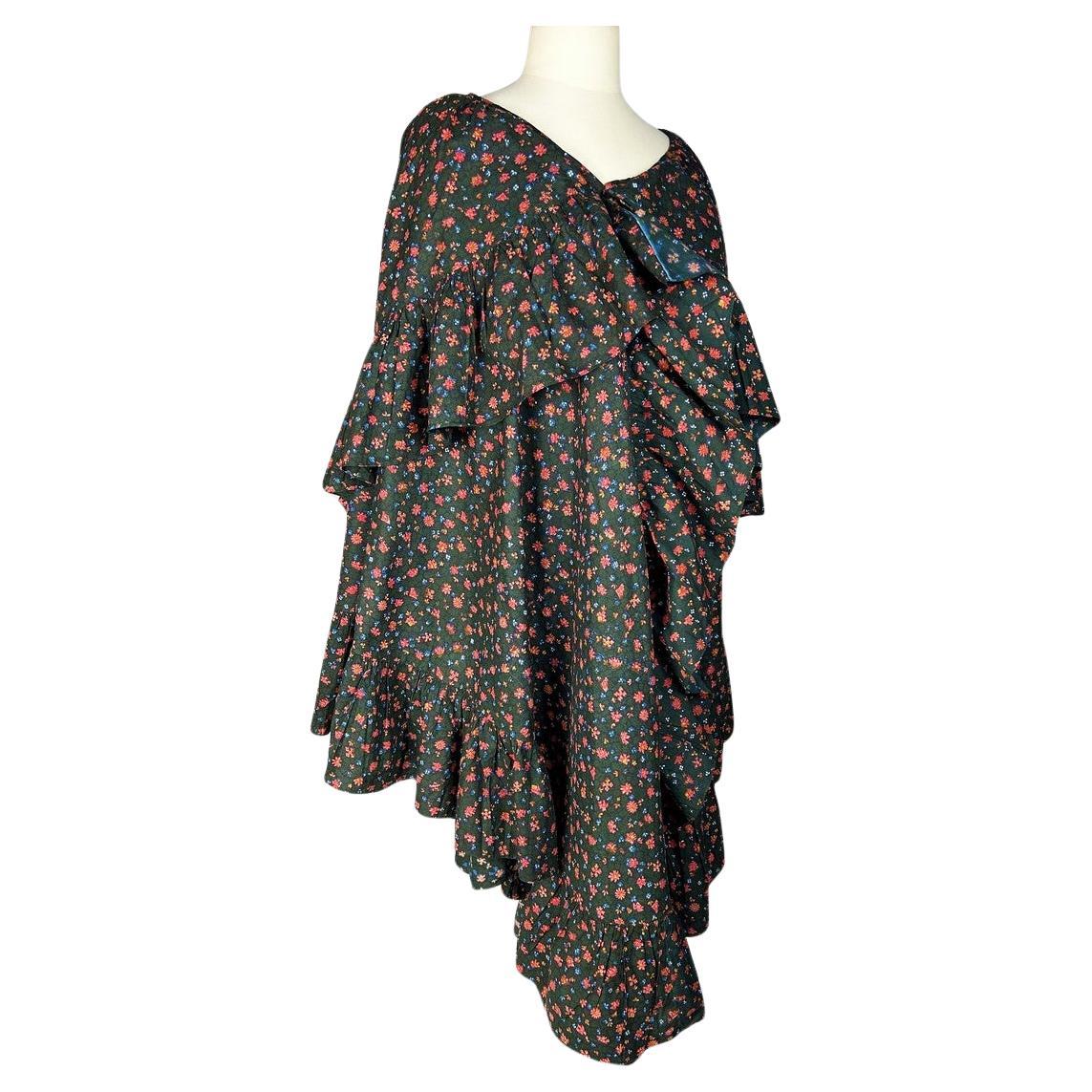 Circa 1820/1850
Provence

A small cape cloak with a large bonnet or Visite, also known as a Ramoneur in Provence. The printed cotton with bâton rompu design dates from the first half of the 19th century and was probably made in Alsace. Wax-resist