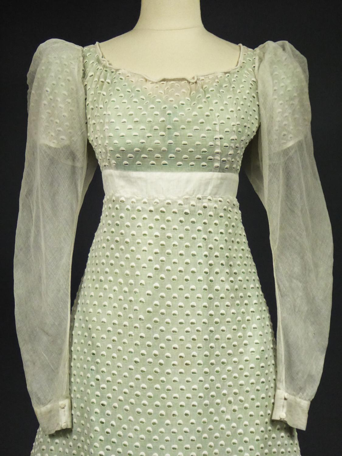 A French Early Regency White Embroidered Day Dress – Circa 1815-1820 In Excellent Condition In Toulon, FR