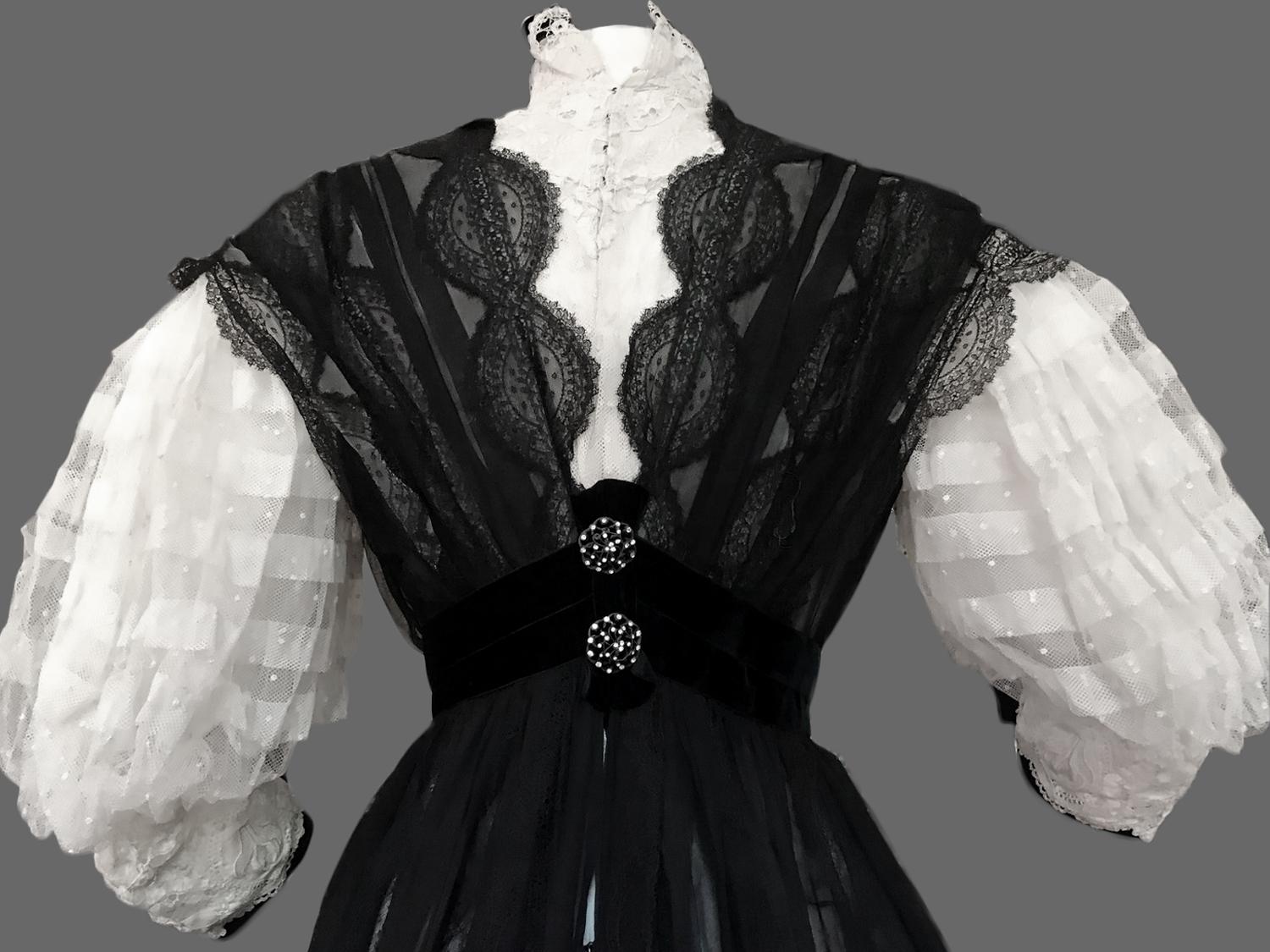 A French Edwardian Chiffon and Lace Tea-Gown Circa 1900 In Good Condition In Toulon, FR