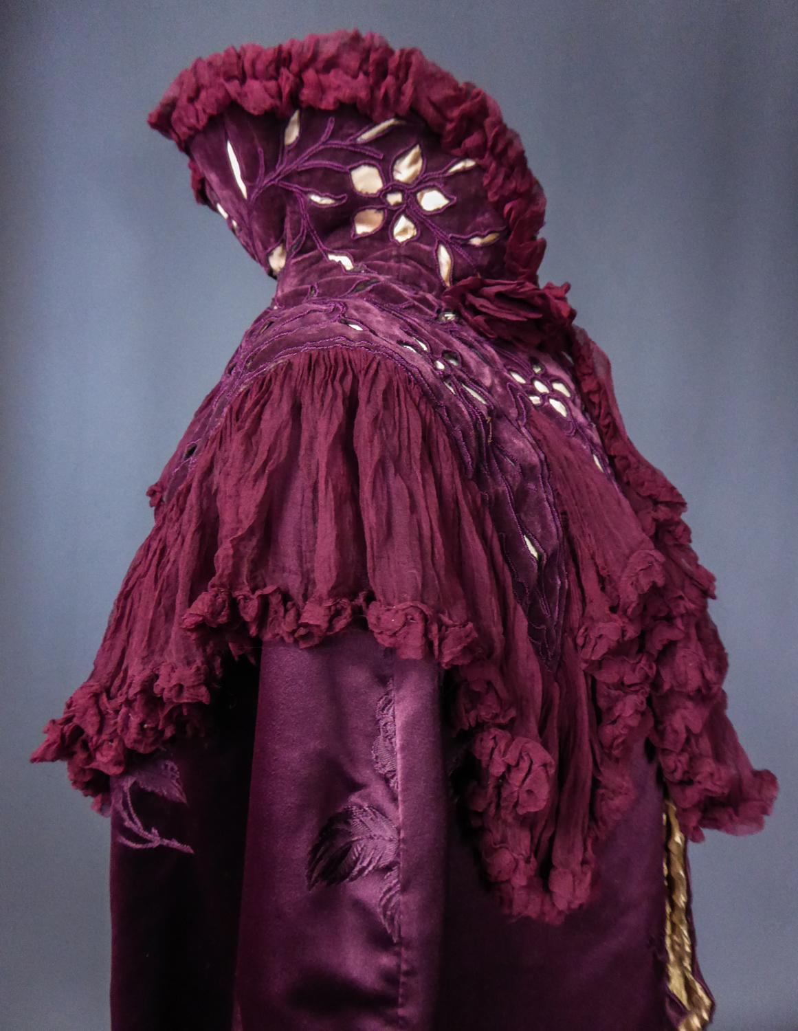 A French Edwardian Couture Evening Silk Cape with Medici Collar circa 1900 4