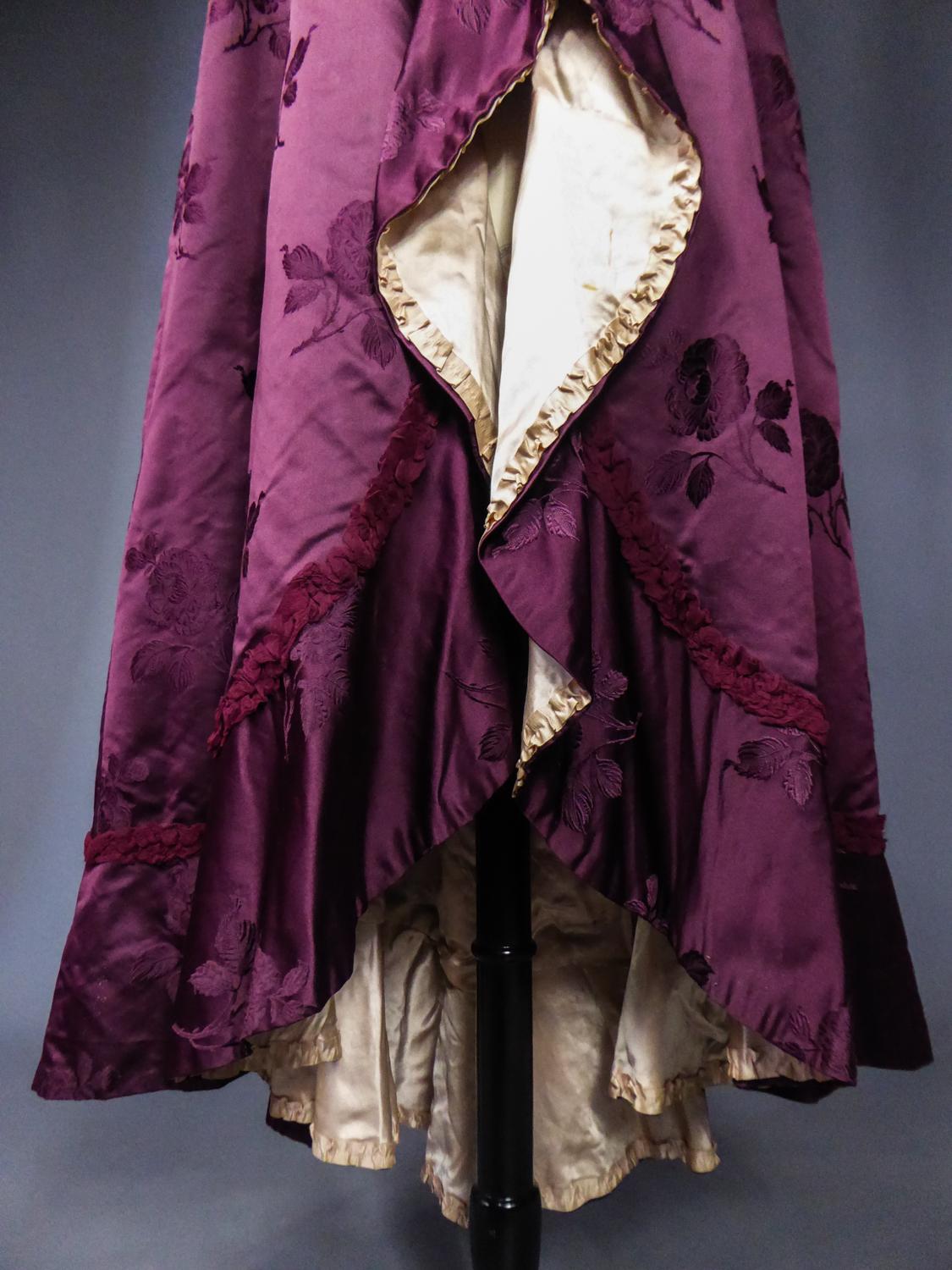 A French Edwardian Couture Evening Silk Cape with Medici Collar circa 1900 In Excellent Condition In Toulon, FR