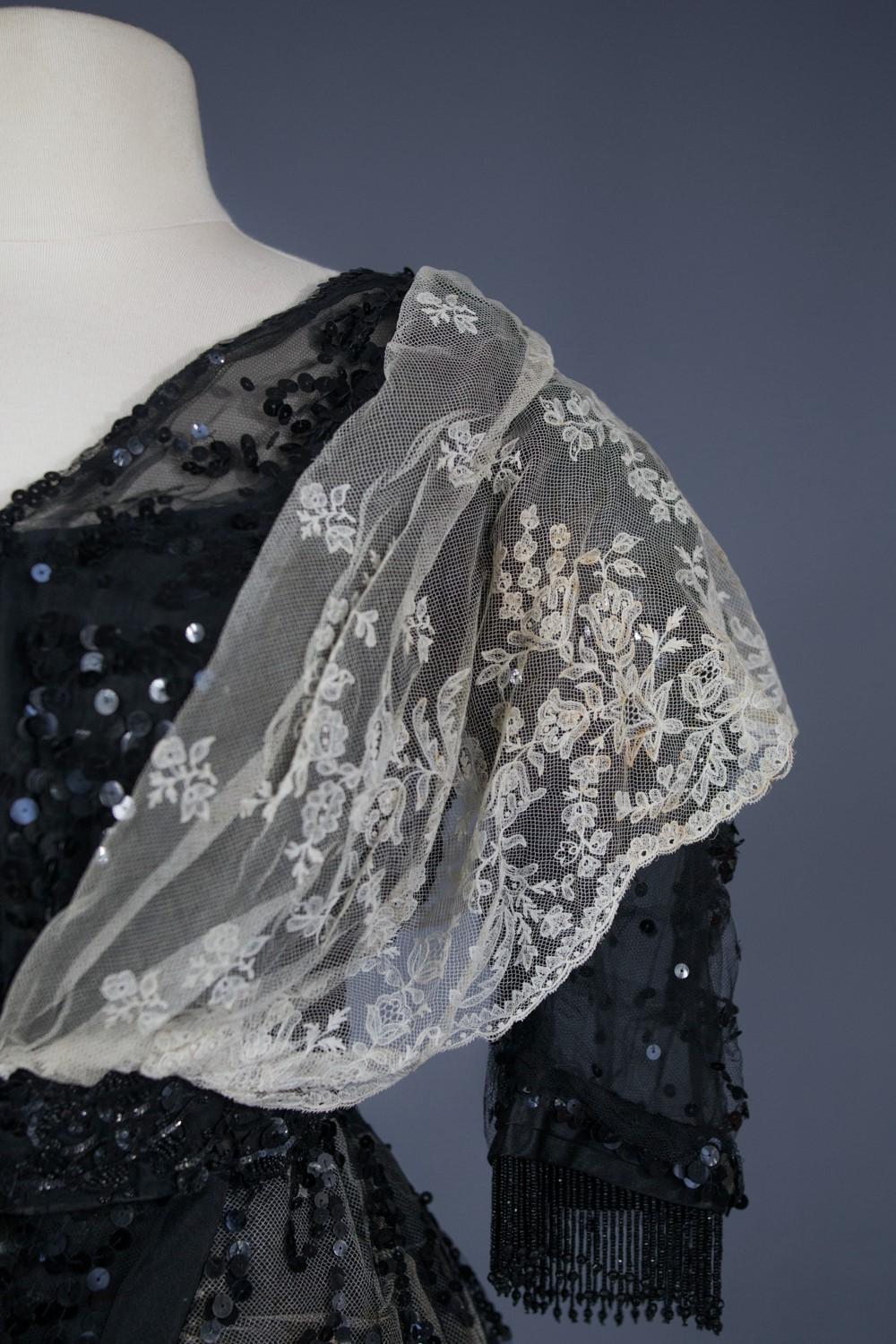 A French Edwardian Tulle Embroidered Evening Dress Circa 1900 In Good Condition In Toulon, FR