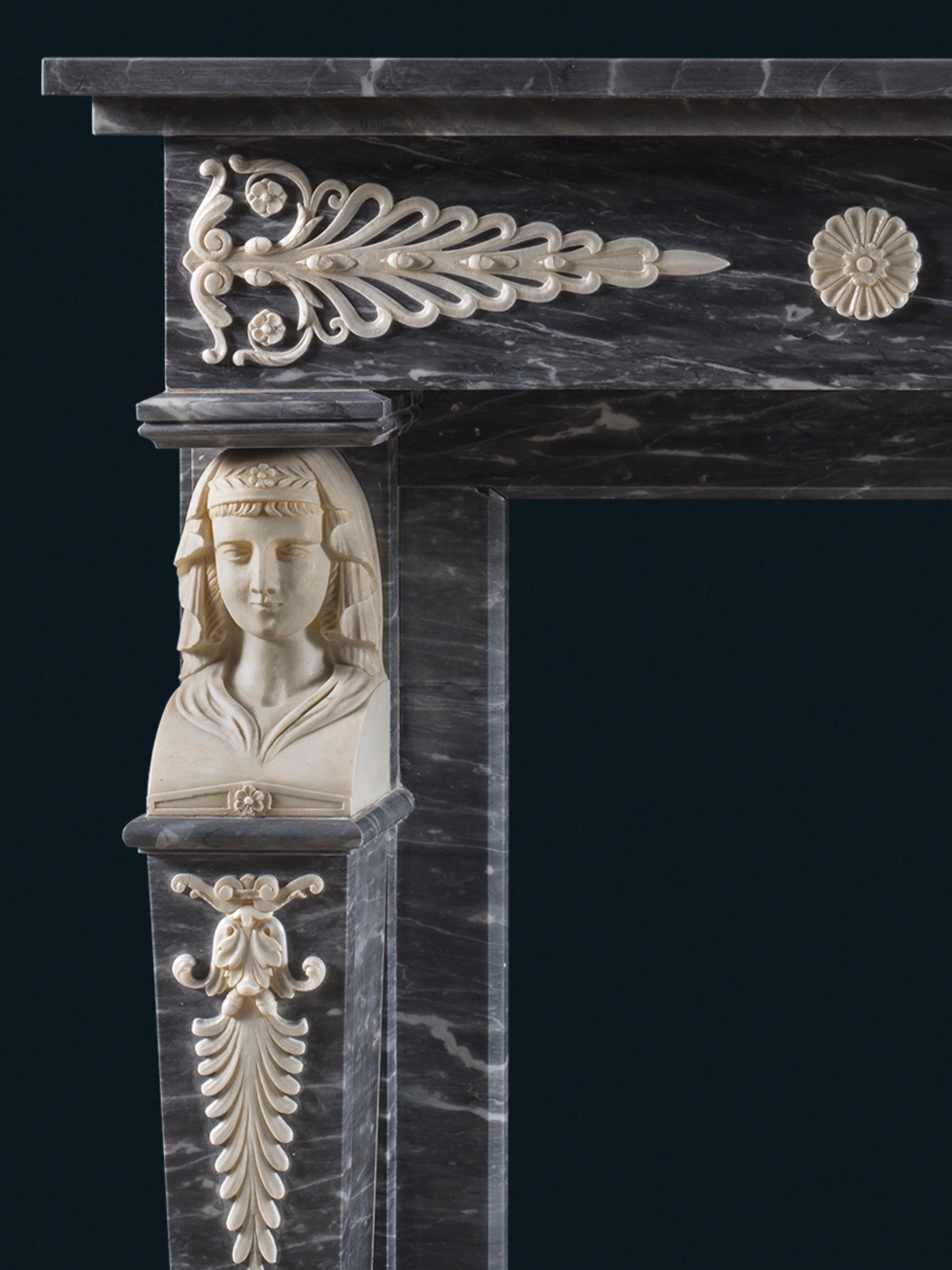 Ein französischer Kamin aus den 1820er Jahren, geschnitzt aus Bardiglio und statuarischem Marmor.
Ein französischer Kamin aus dem frühen 19. Jahrhundert im Stil der ägyptischen Wiedergeburt. Das schlichte rechteckige Regal wird von einem Fries mit