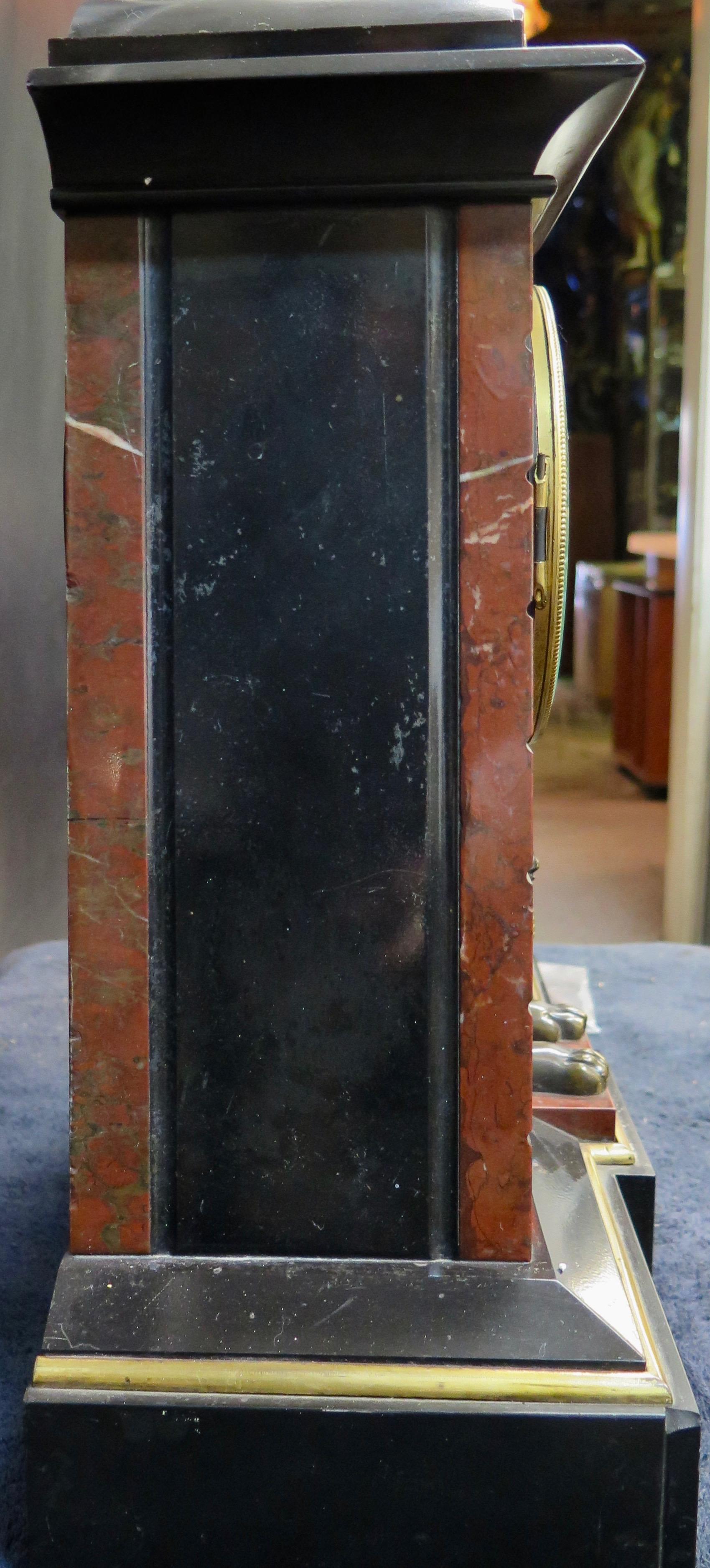 Pendule de cheminée en bronze patiné et marbre de style néo-égyptien français en vente 3