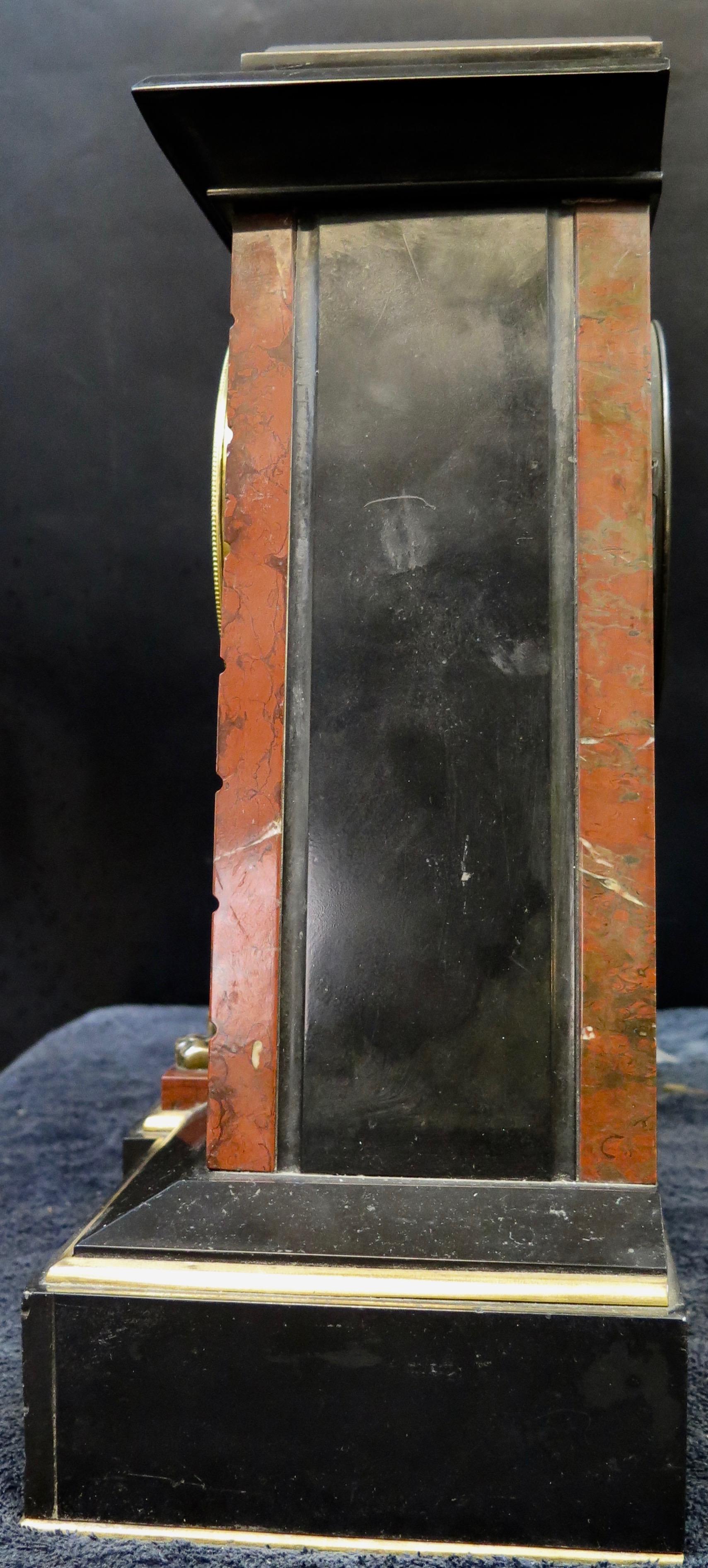 Pendule de cheminée en bronze patiné et marbre de style néo-égyptien français en vente 4