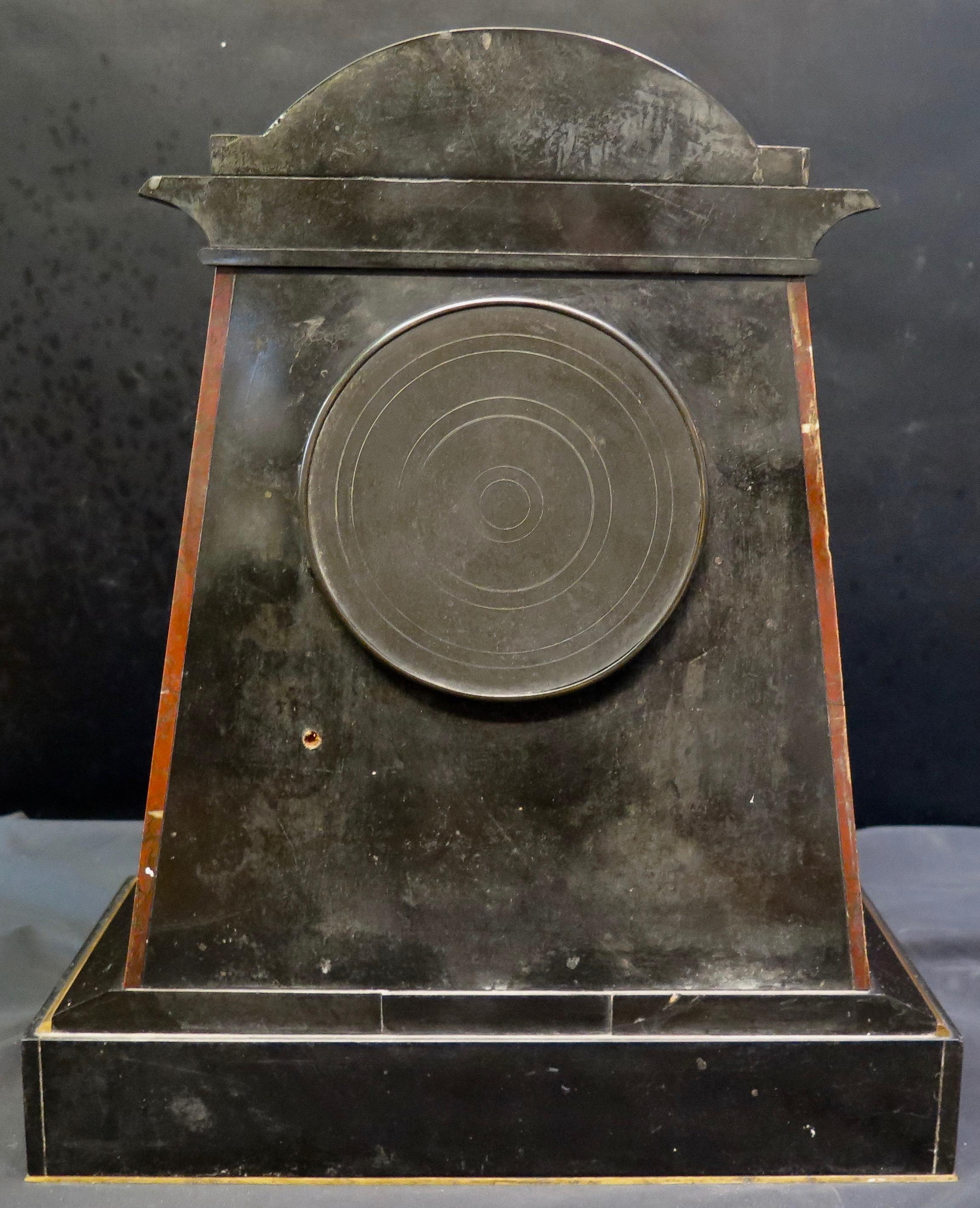 Marbre Pendule de cheminée en bronze patiné et marbre de style néo-égyptien français en vente