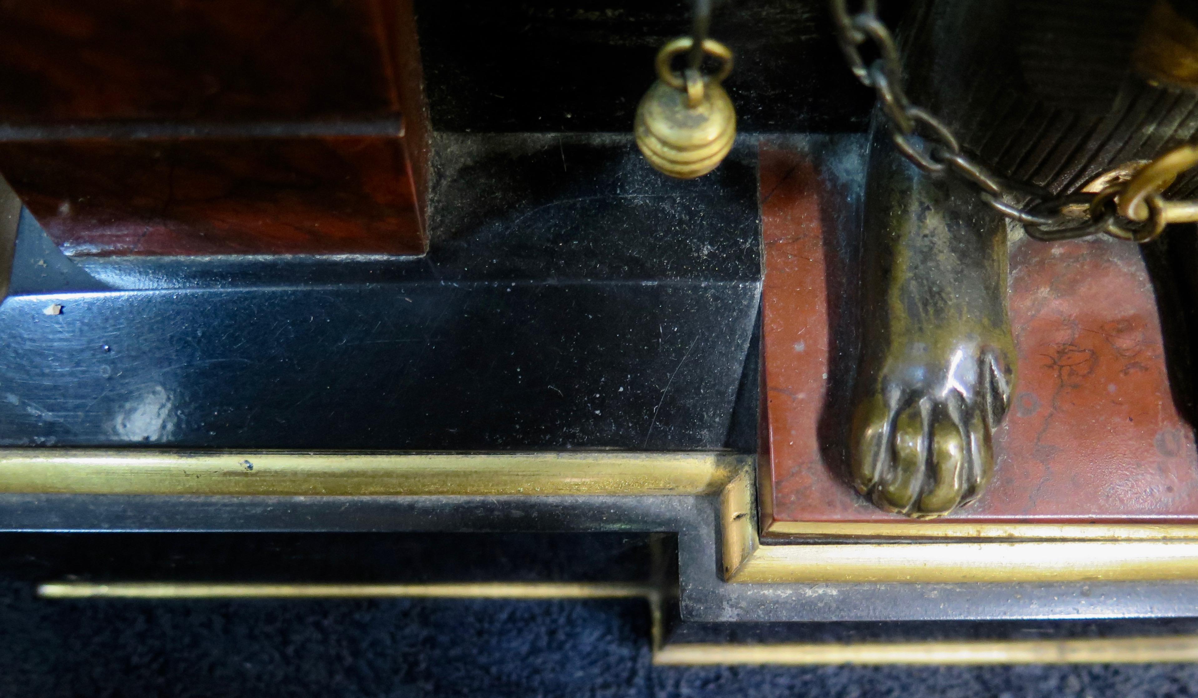 Pendule de cheminée en bronze patiné et marbre de style néo-égyptien français en vente 1