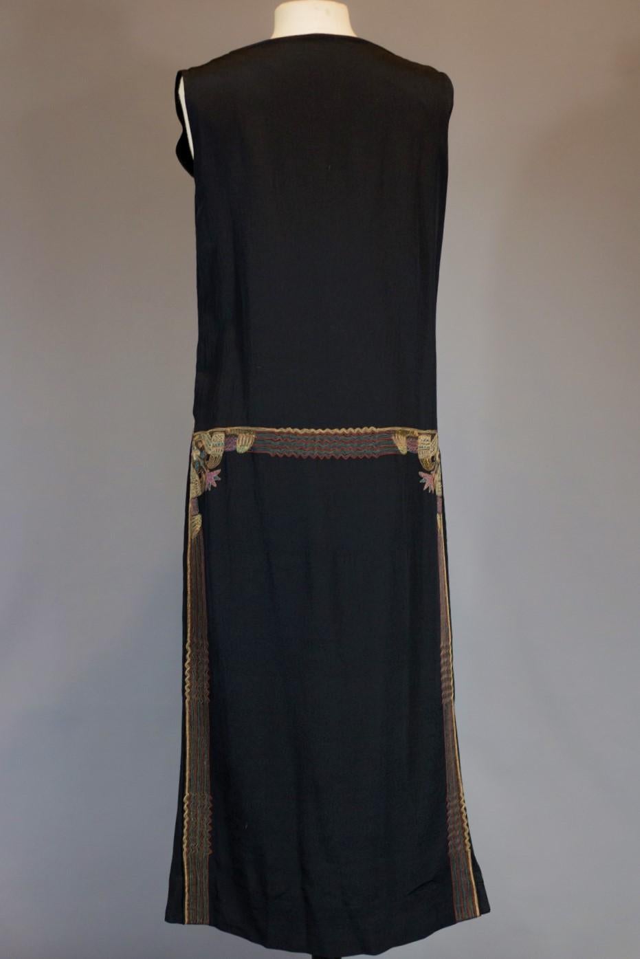 Französisches ägyptisches Kleid aus bestickter schwarzer Kreppseide - um 1930 im Angebot 6