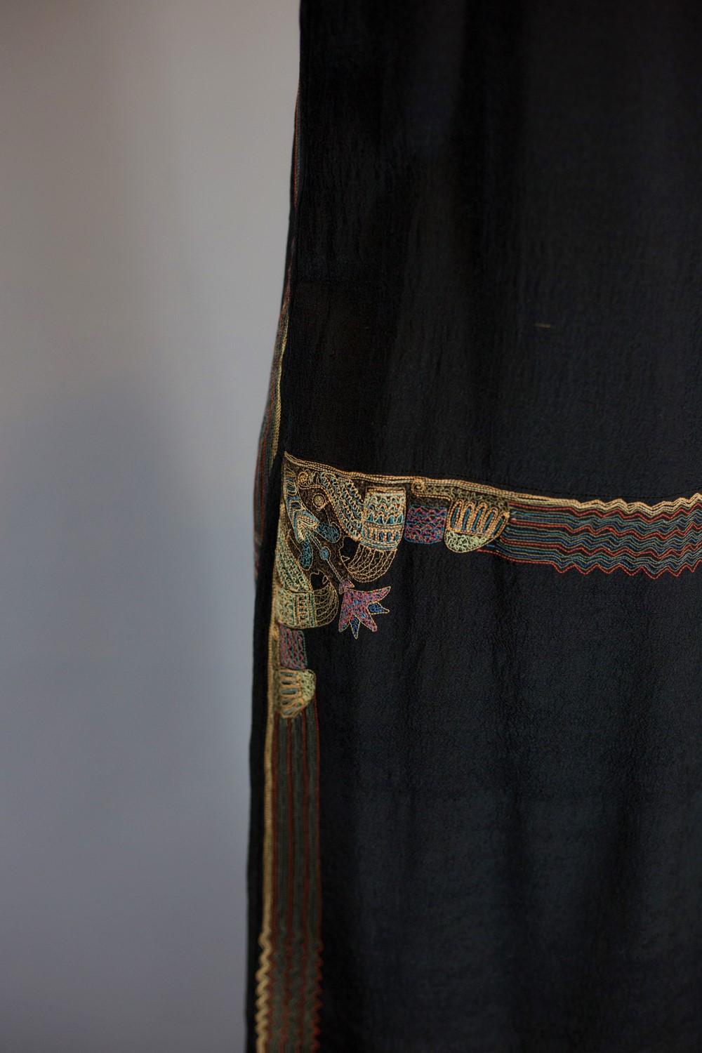 Französisches ägyptisches Kleid aus bestickter schwarzer Kreppseide - um 1930 im Angebot 7