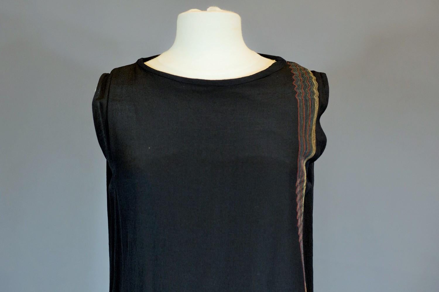A French Egyptomania Dress In Embroidered Black Crepe silk- Circa 1930 In Good Condition For Sale In Toulon, FR