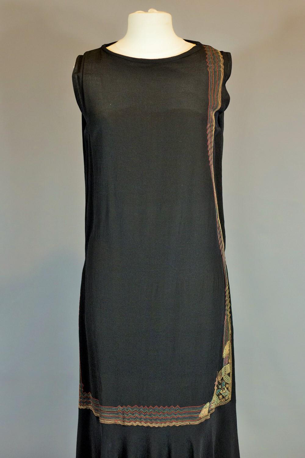 Französisches ägyptisches Kleid aus bestickter schwarzer Kreppseide - um 1930 im Zustand „Gut“ im Angebot in Toulon, FR