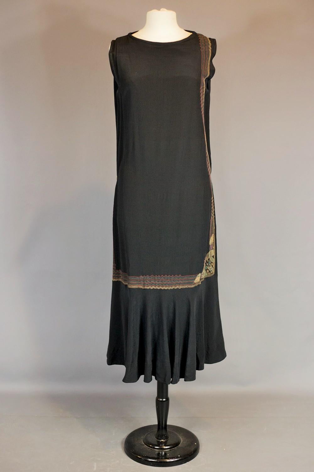 Französisches ägyptisches Kleid aus bestickter schwarzer Kreppseide - um 1930 Damen im Angebot