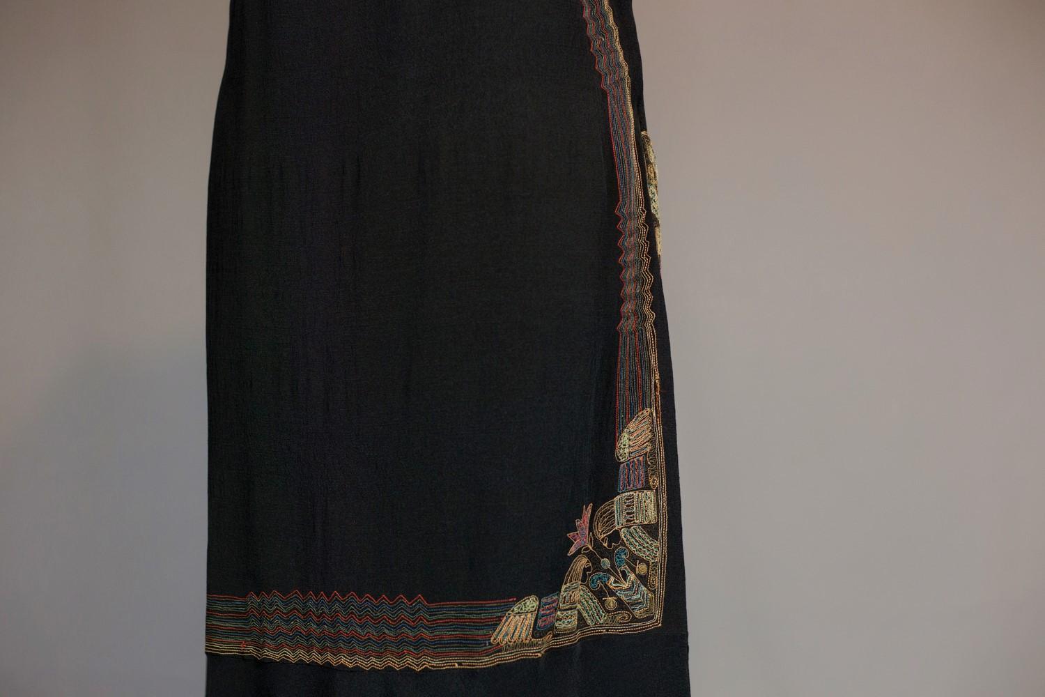 Französisches ägyptisches Kleid aus bestickter schwarzer Kreppseide - um 1930 im Angebot 1