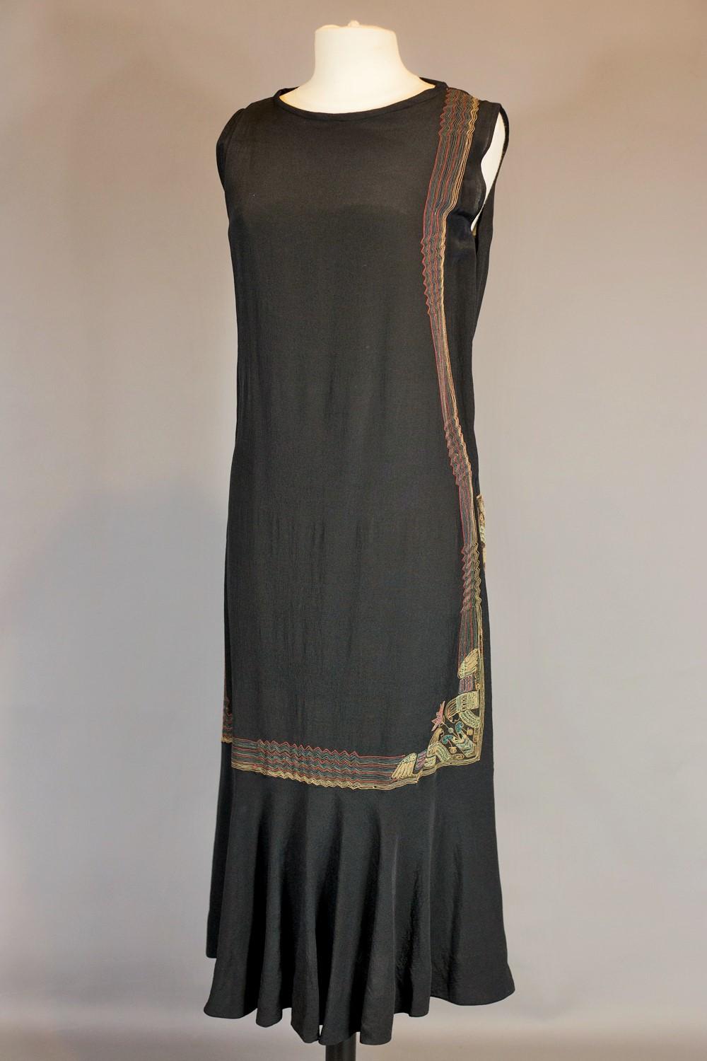 Französisches ägyptisches Kleid aus bestickter schwarzer Kreppseide - um 1930 im Angebot 3