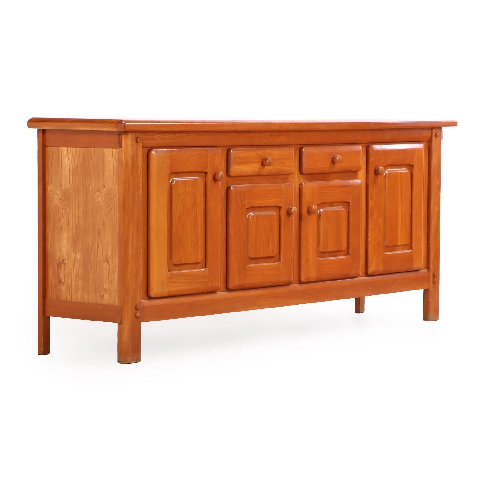 Ce magnifique buffet moderniste français est fabriqué à partir d'orme massif richement grainé. Cette pièce illustre la simplicité architecturale raffinée caractéristique du design français de l'après-guerre, qui met l'accent sur des matériaux